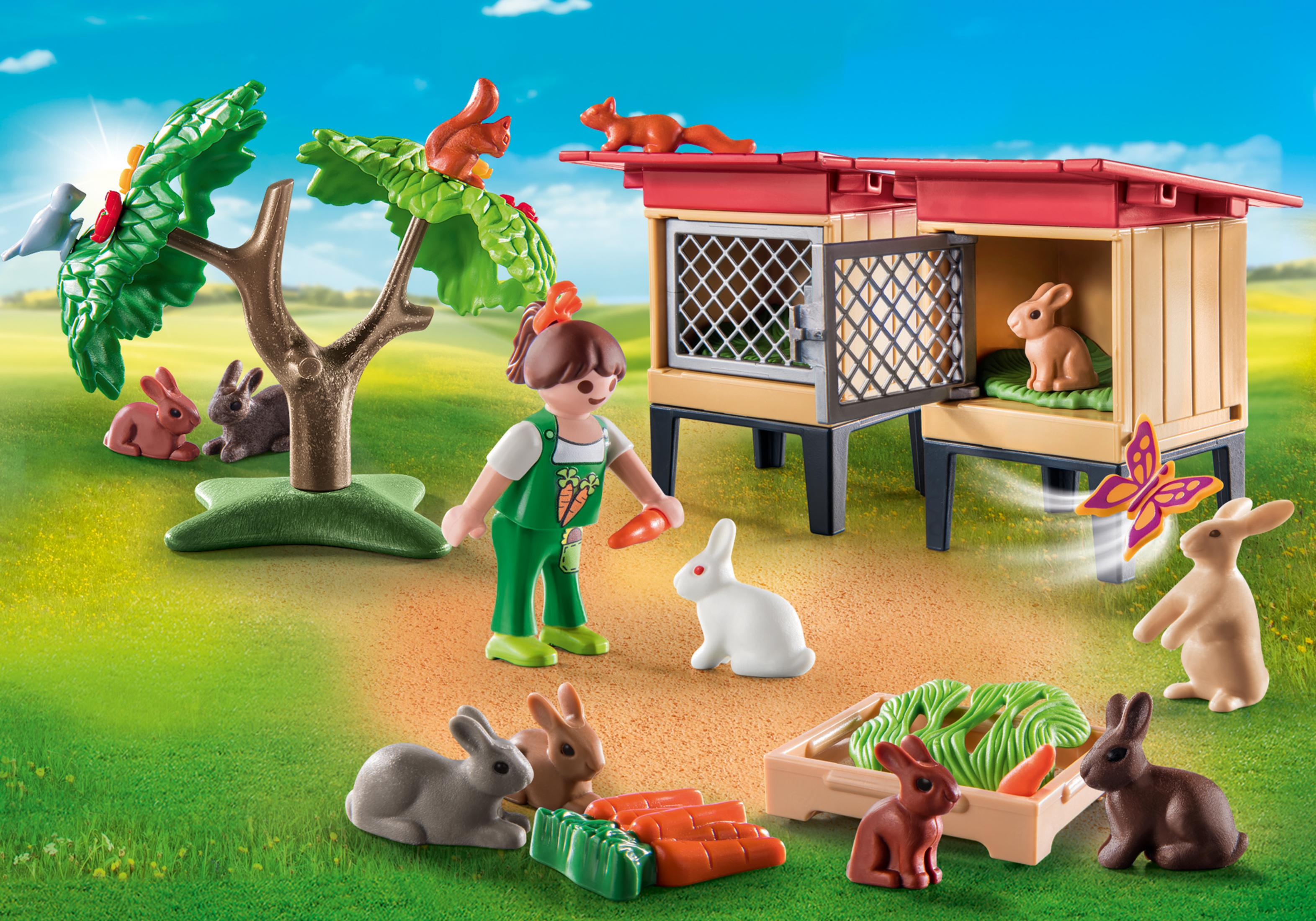 Ein Playmobil-Set mit einem Mädchen, Hasen, einem Baum, einem Kaninchenstall und Karotten.