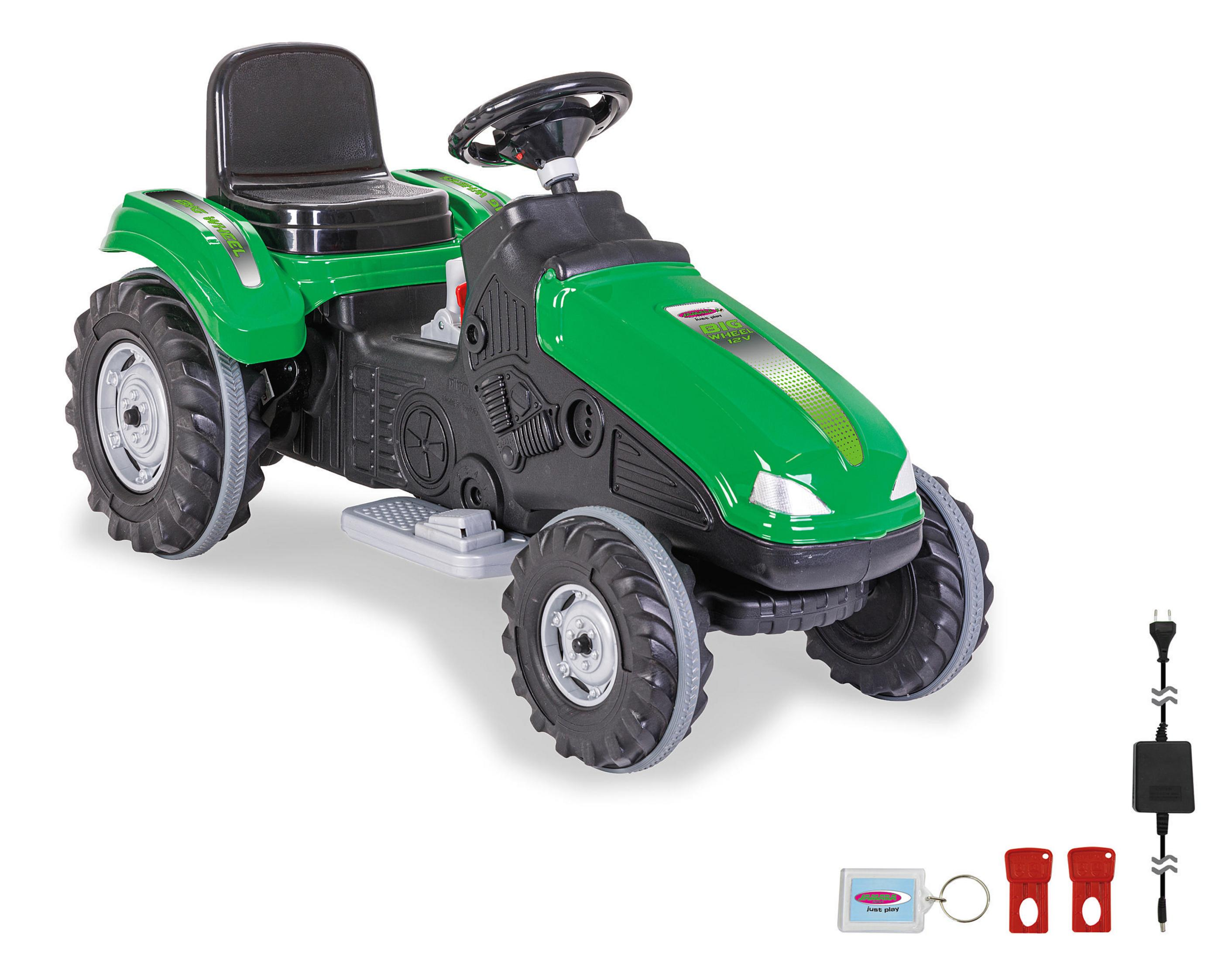 Ein grüner Spielzeugtraktor. Der Traktor hat einen Sitz, ein Lenkrad und steht auf weißem Untergrund.