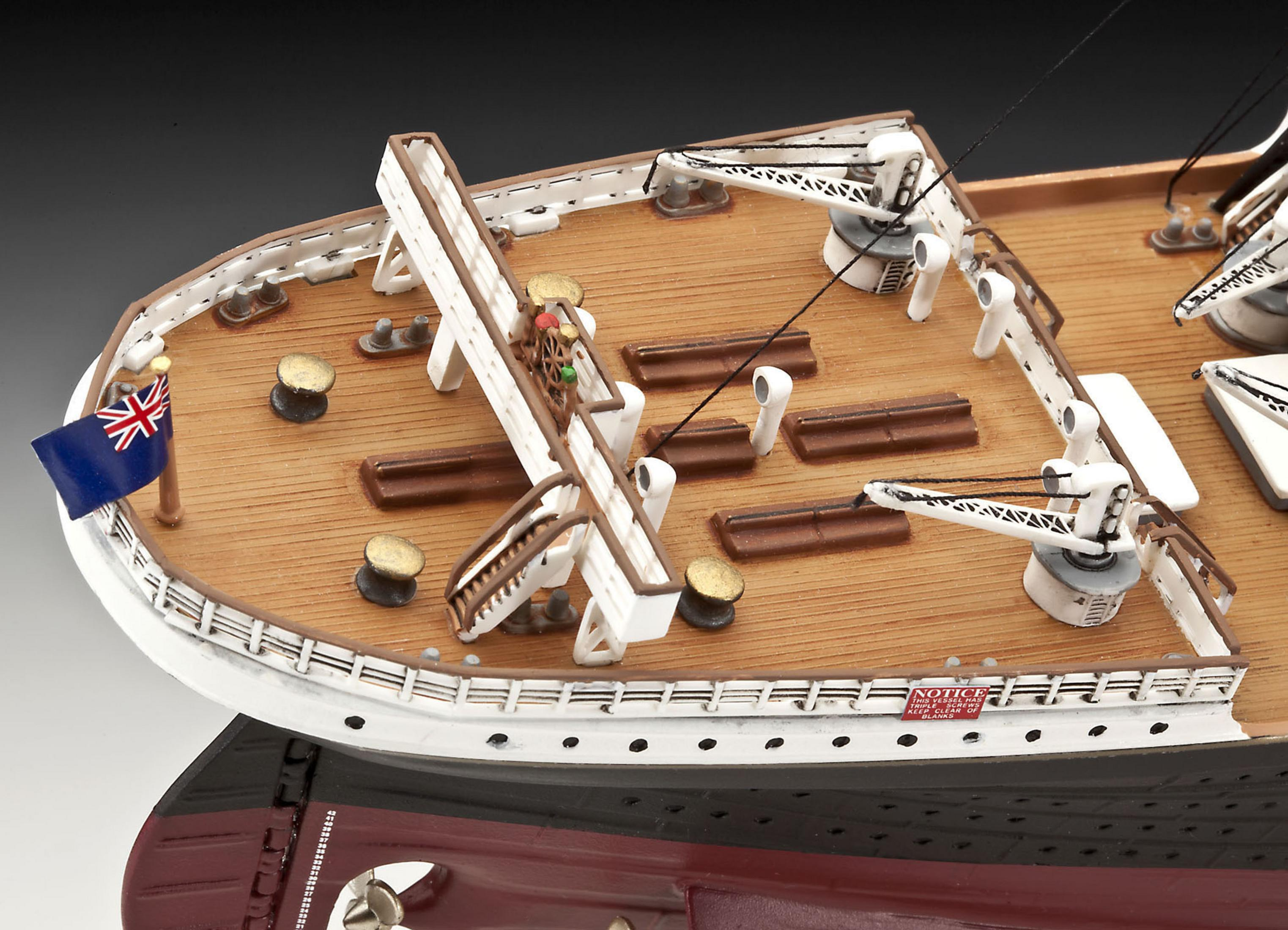 Ein Modellschiffdeck mit Holzplanken, Rettungsbooten und der Schiffsstruktur.
