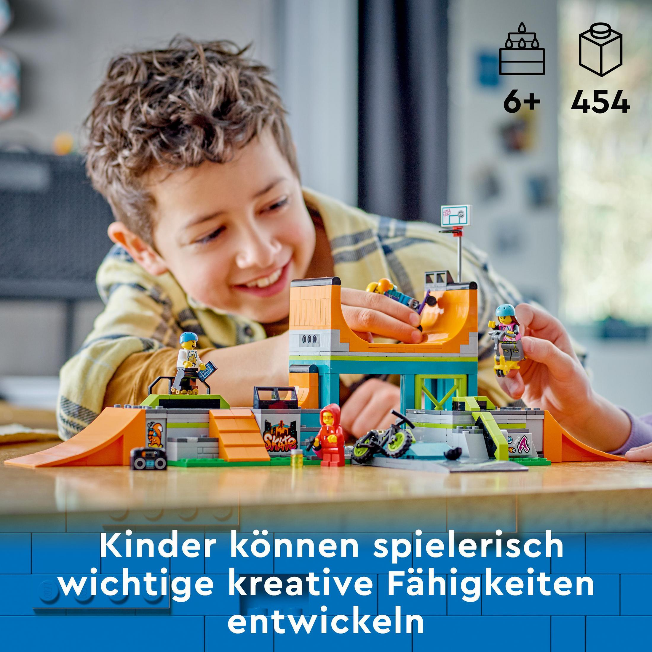 Ein Junge spielt mit einem Lego-Set mit einer Skateboard-Park-Szene mit Rampen und Figuren.