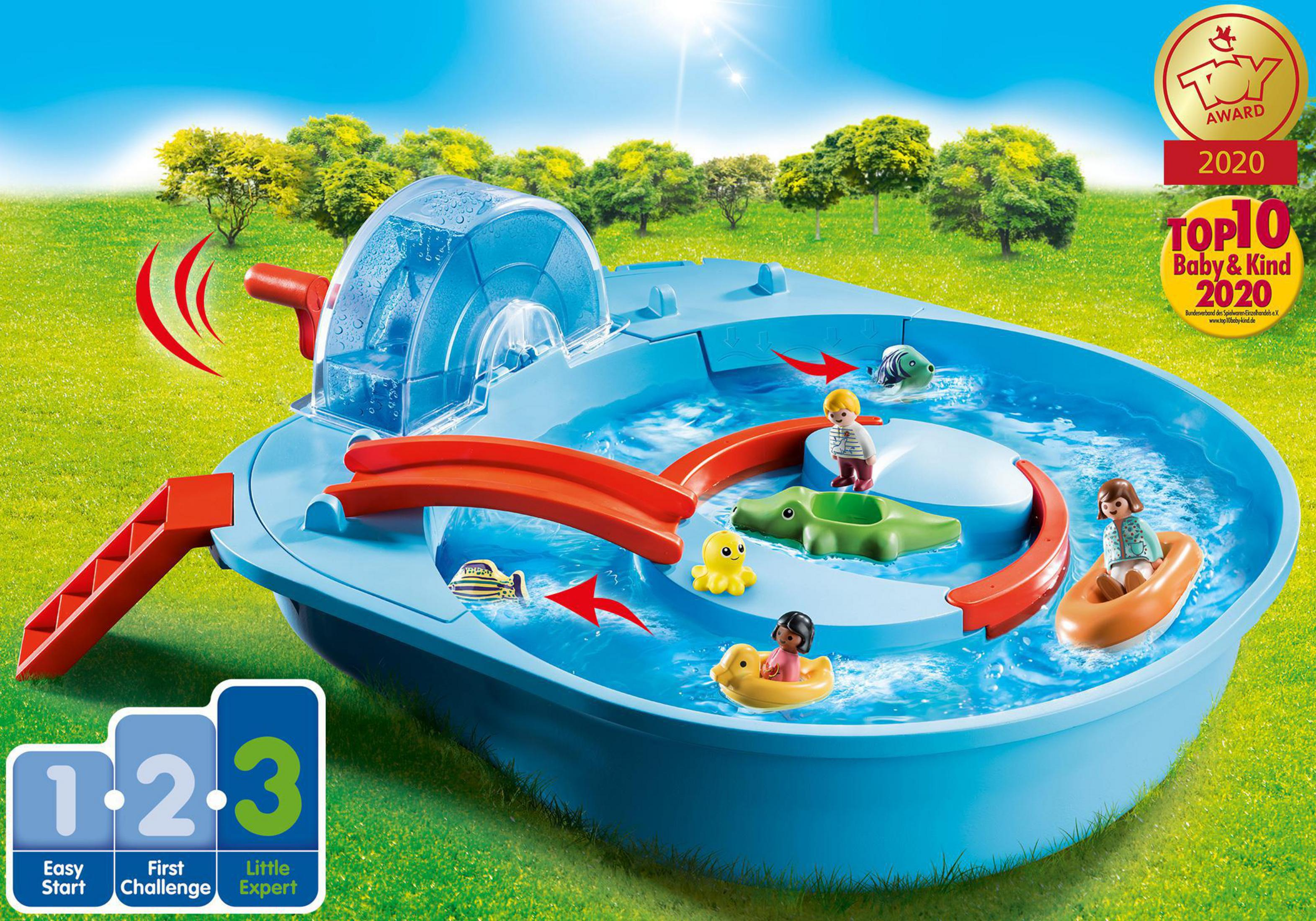 Parco acquatico giocattolo. Una piscina con scivoli, personaggi e giochi d'acqua. Erba verde sullo sfondo.