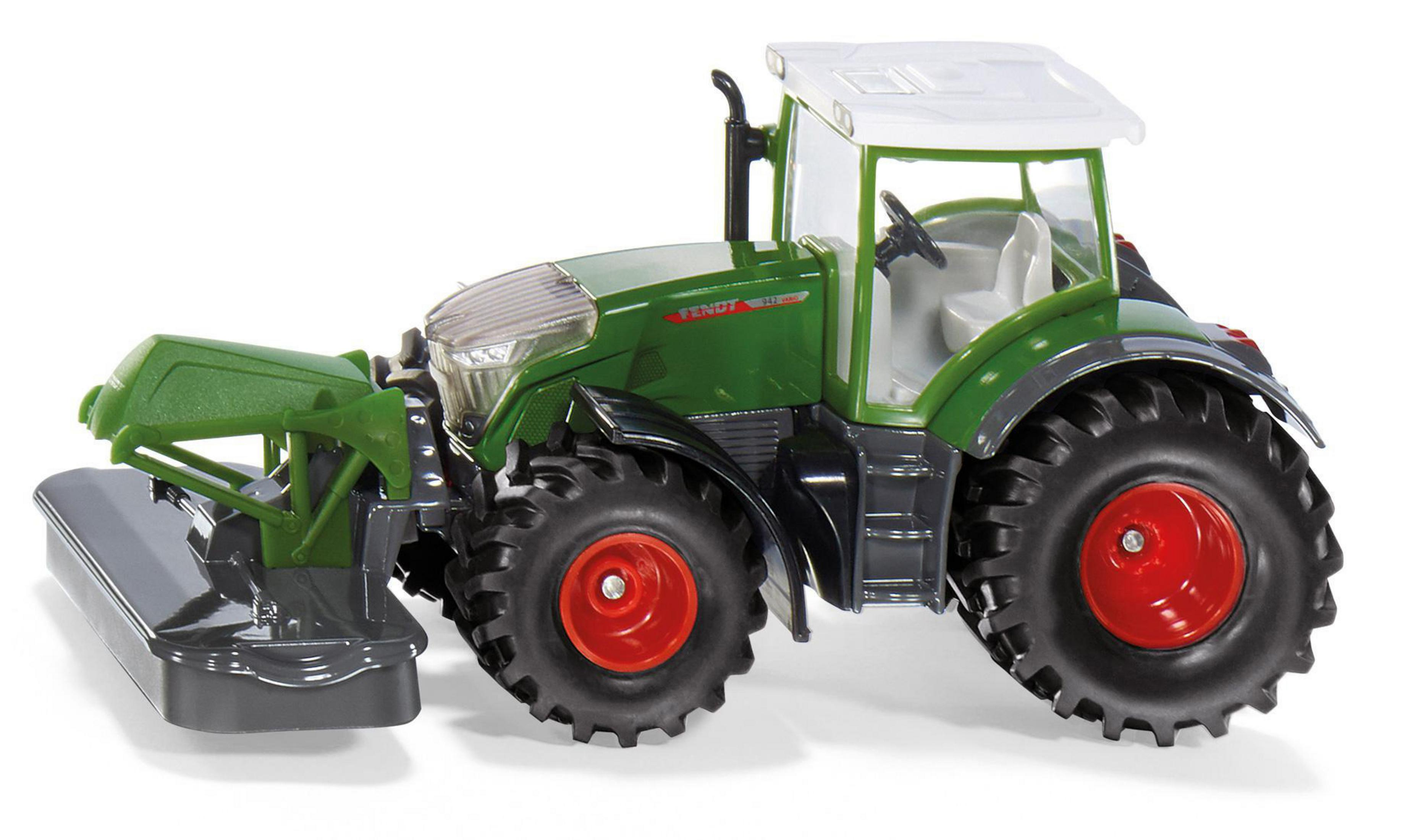 Ein grüner Spielzeugtraktor mit roten Rädern auf weißem Hintergrund. Er hat einen Frontmäher.