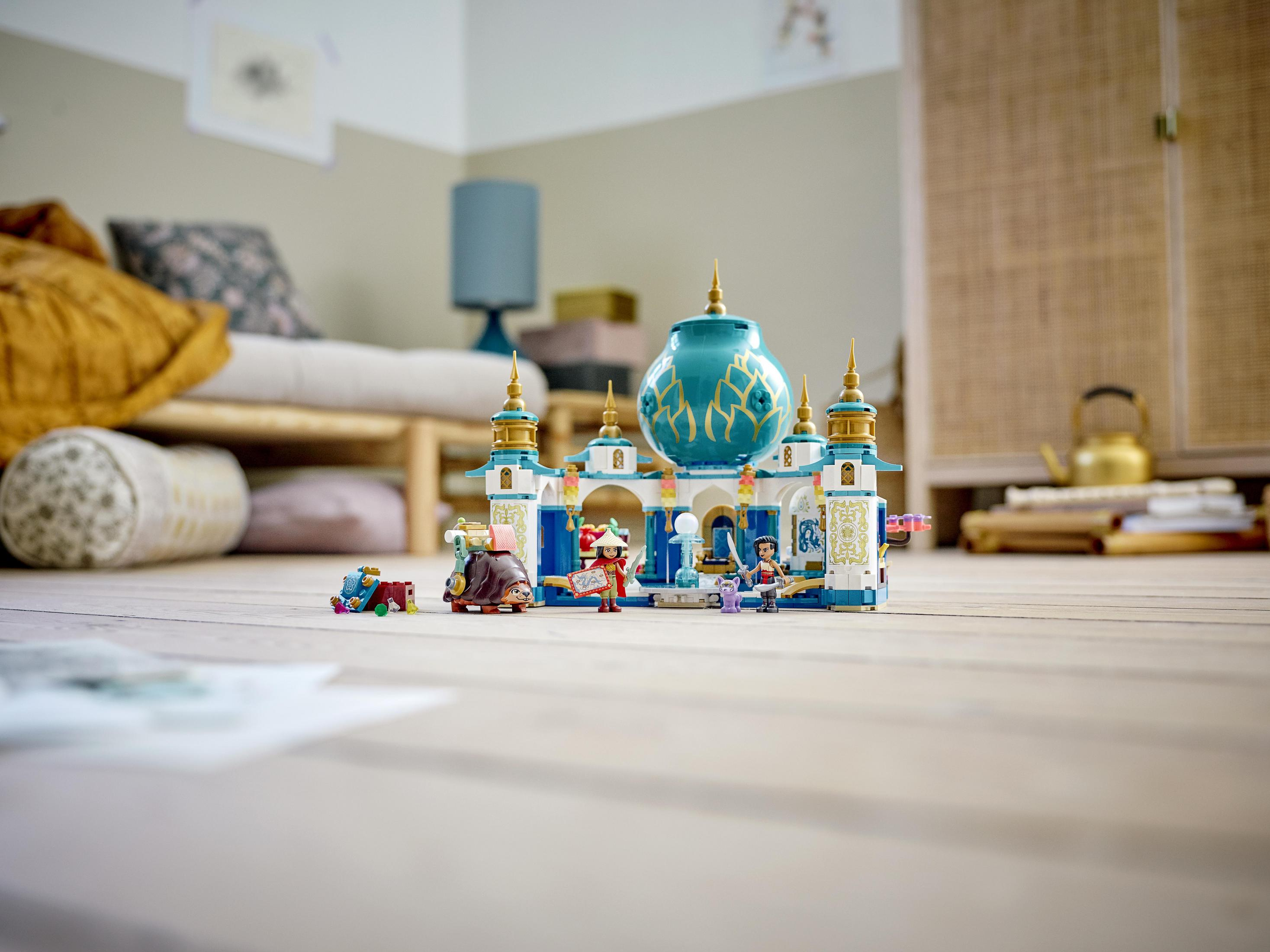 Kolorowy zestaw Lego przedstawiający scenę pałacową z minifigurkami na drewnianej podłodze.