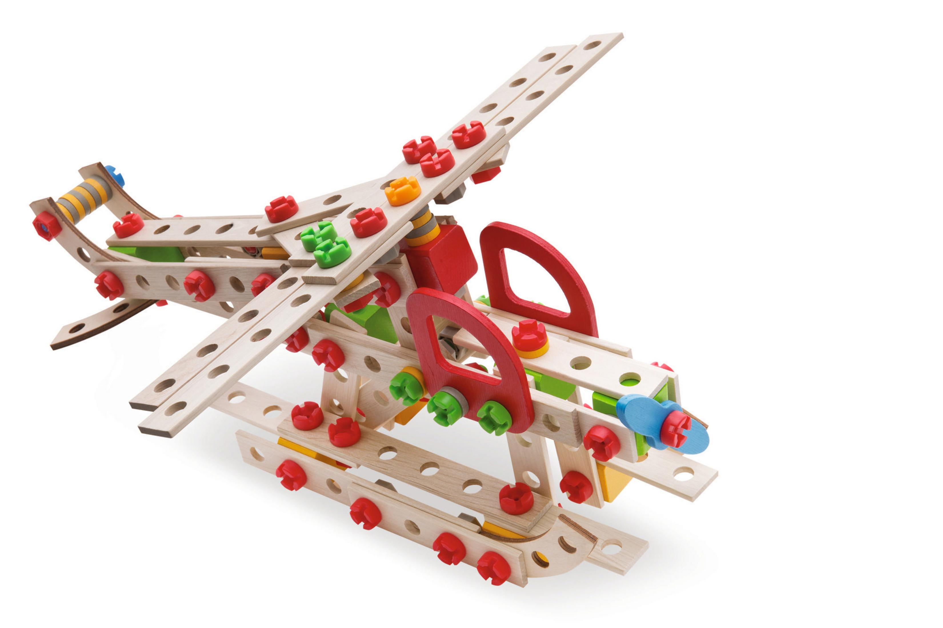 Spielzeugflugzeug aus Holz mit roten, grünen und gelben Teilen, weißer Hintergrund.