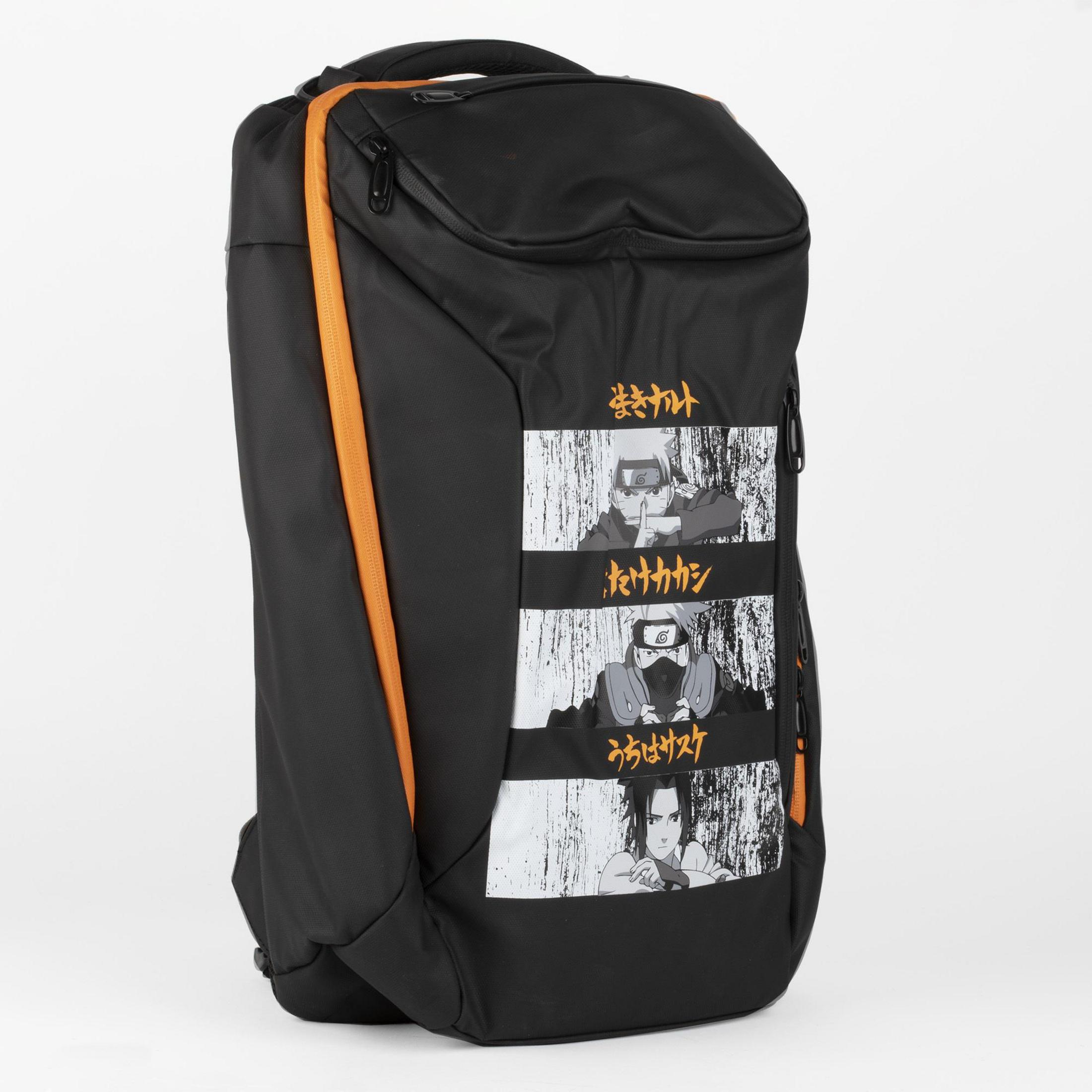 Schwarzer Rucksack mit orangefarbenen Zierleisten, mit Anime-Charakteren. Weißer Hintergrund.