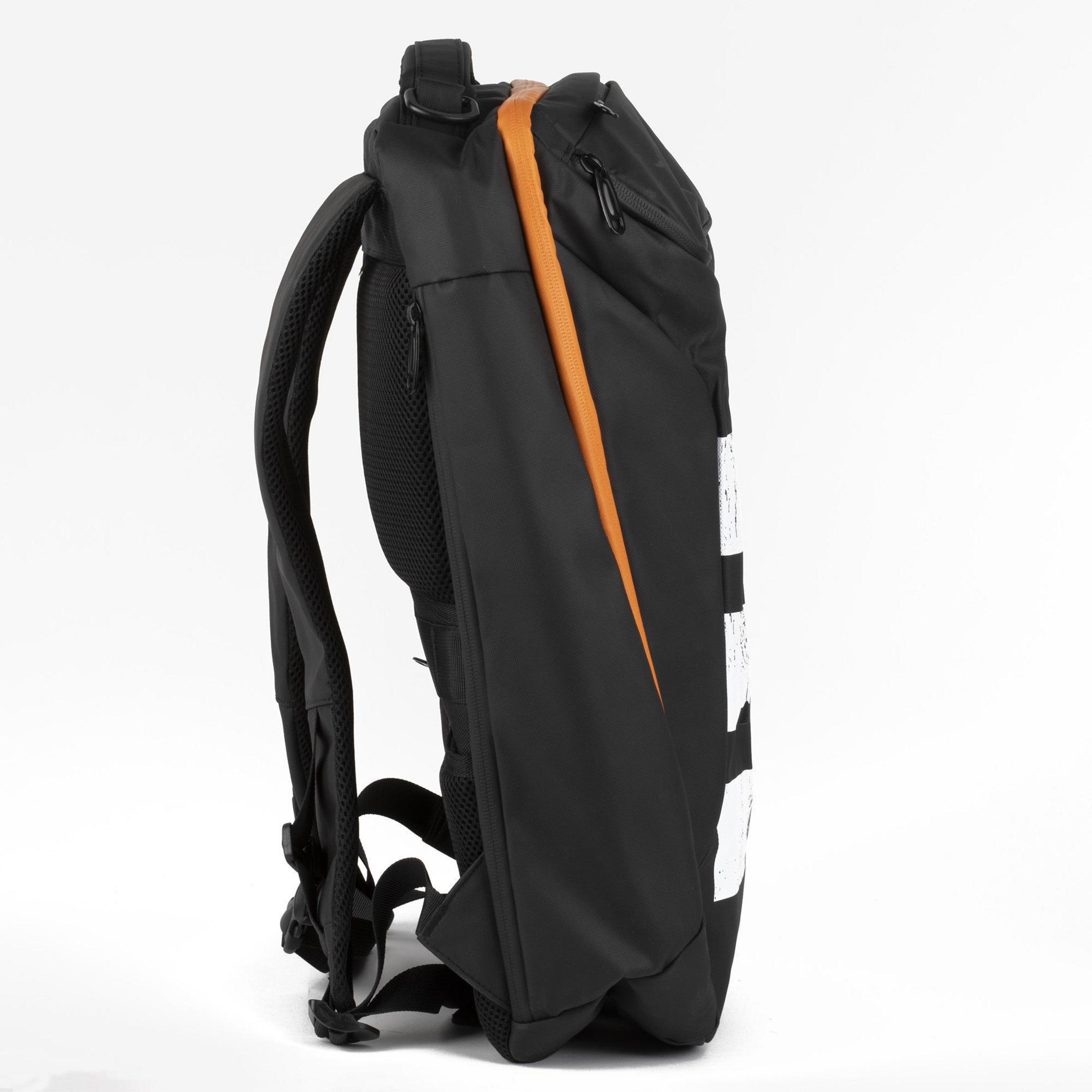 Schwarzer Rucksack mit Seitentasche und orangefarbenem Streifen. Weißer Text an der Seite.