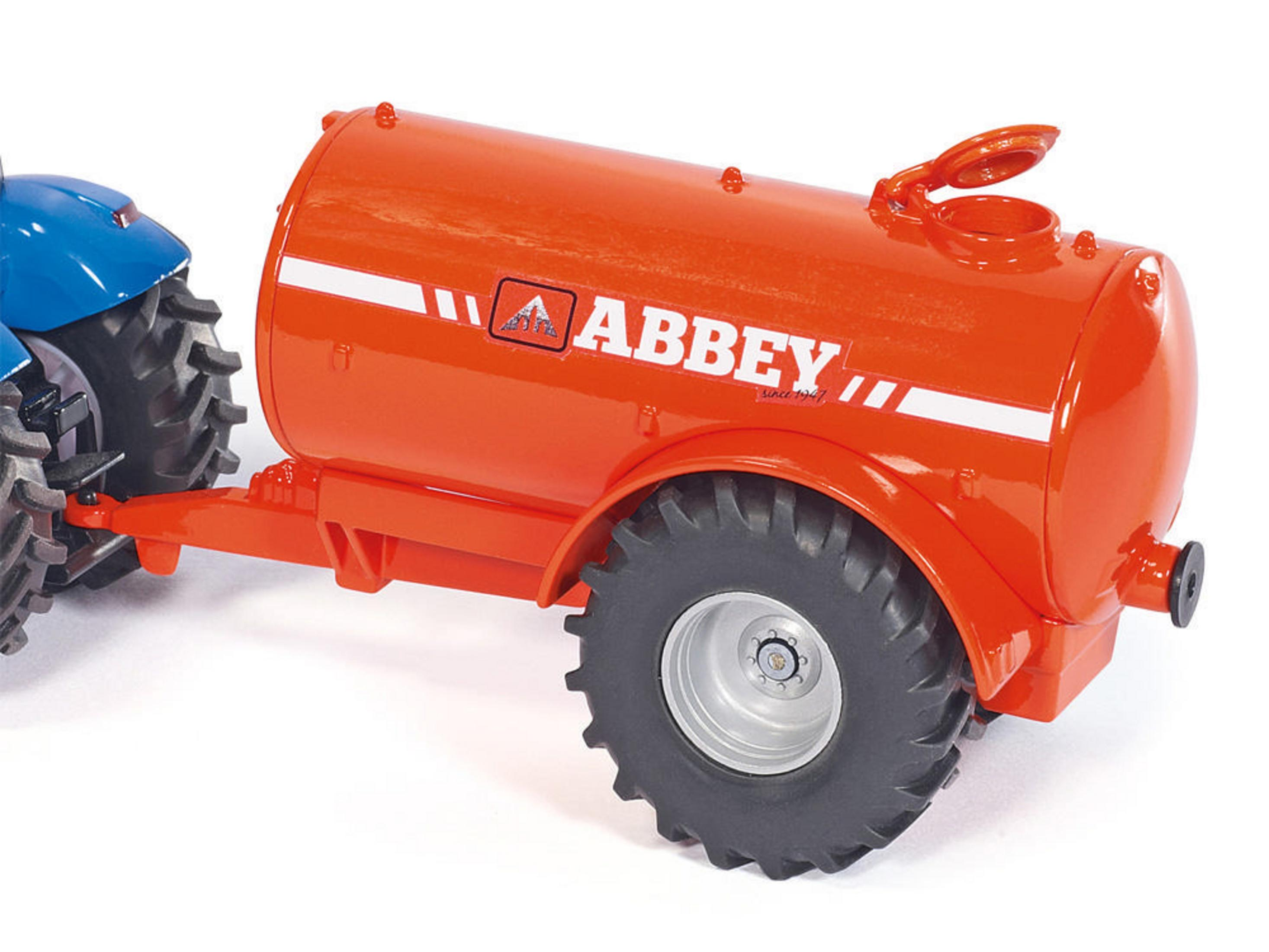 Ein roter Spielzeug-Anhänger für die Landwirtschaft mit dem Wort „ABBEY“ und einem blauen Traktor.