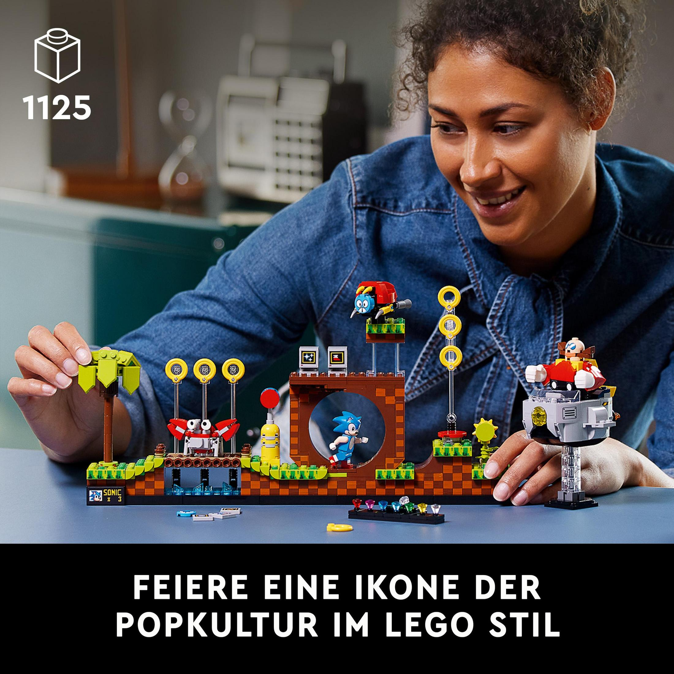 Kobieta bawiąca się zestawem Lego. To zestaw z motywem Sonic the Hedgehog.