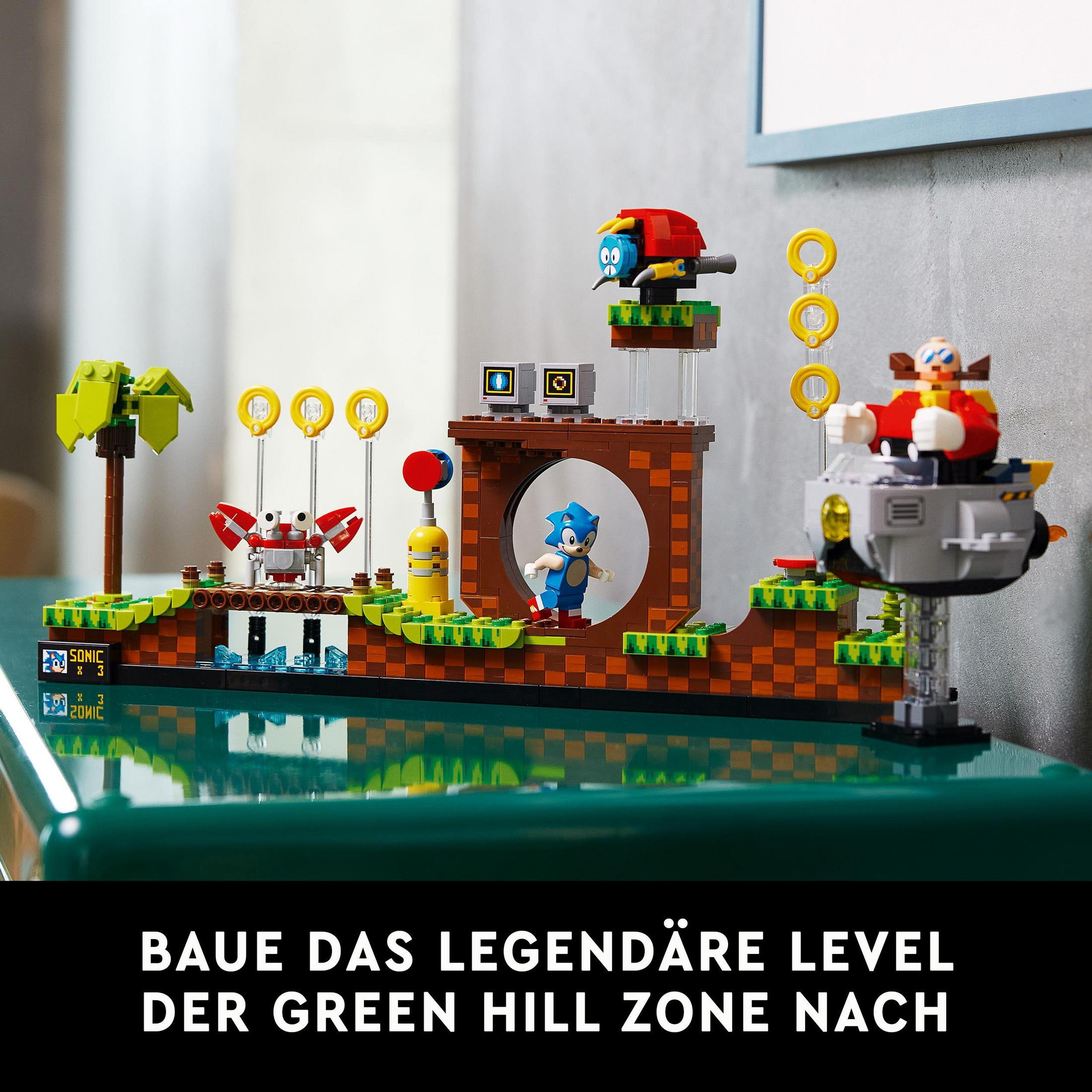 Zestaw Lego Sonic the Hedgehog: Sonic, Dr. Eggman i elementy Green Hill Zone na zielonej powierzchni.