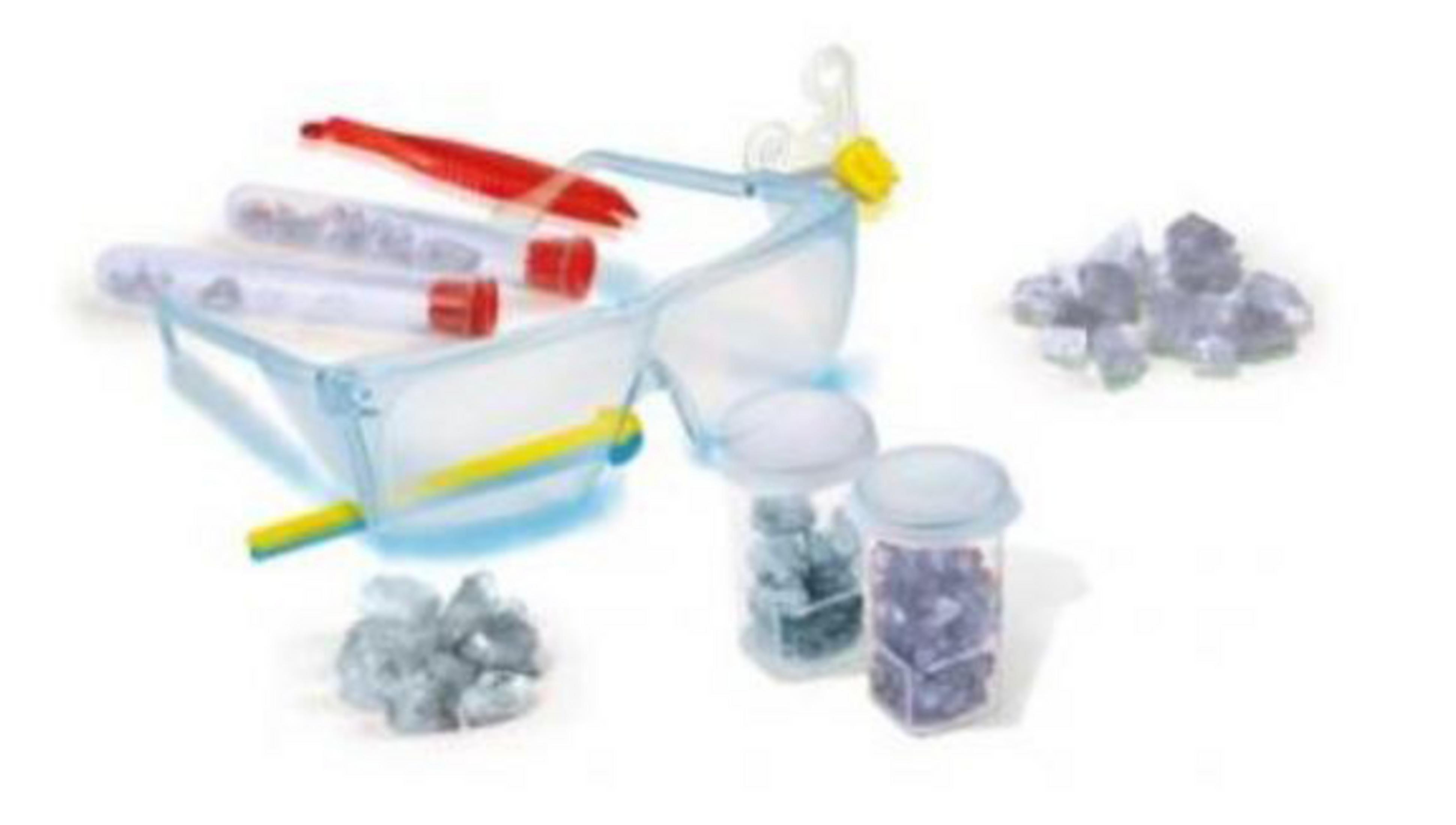 Zestaw naukowy z probówkami, goglami i kryształami. Są też słoiki z kryształami.