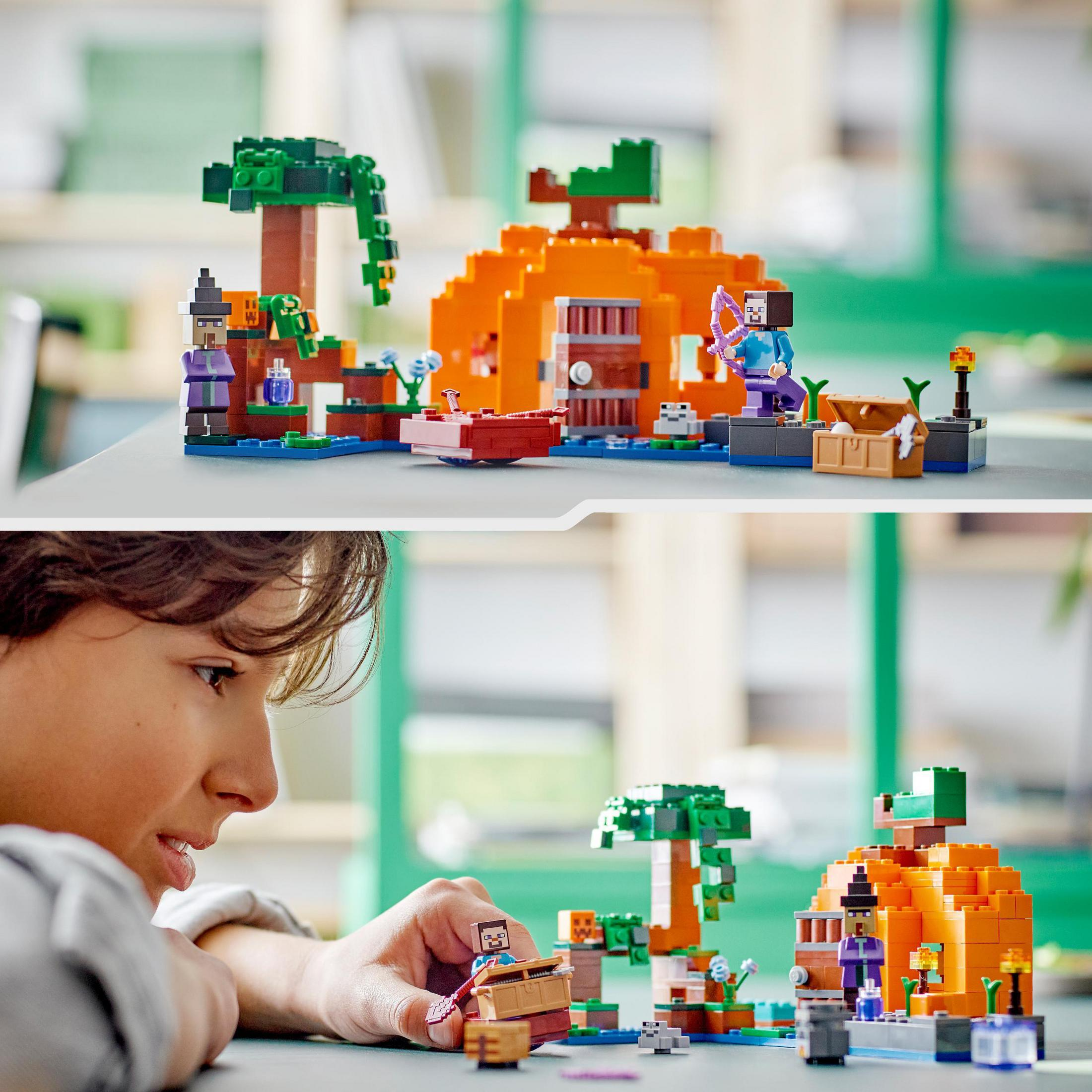 LEGO Minecraft-set: oranje pompoenhuis, boom, figuren en kind speelt met blokken.