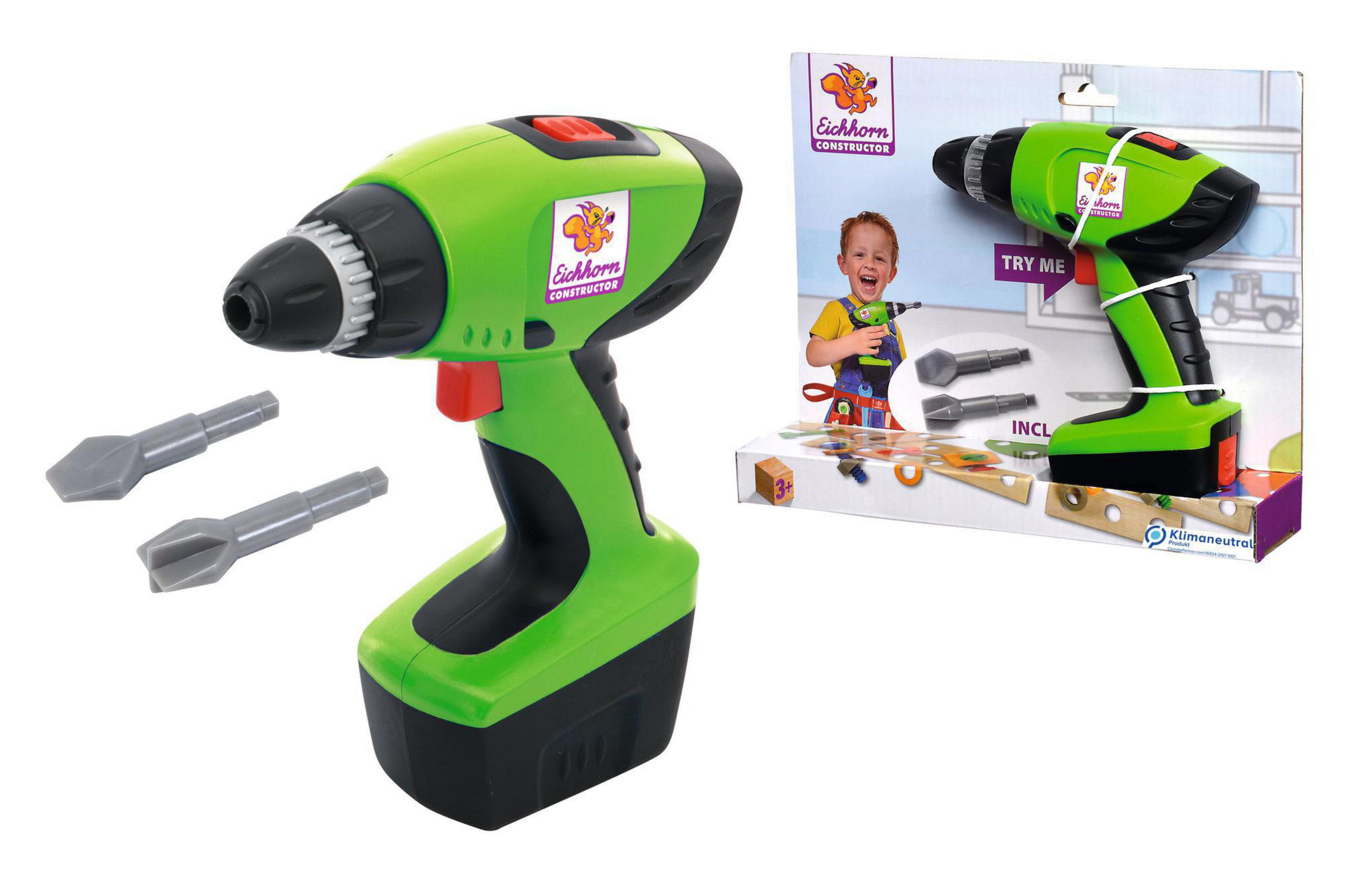 Grüner Spielzeugbohrer und Zubehör, mit Verpackung, die ein Kind bei der Benutzung zeigt. Weißer Hintergrund.