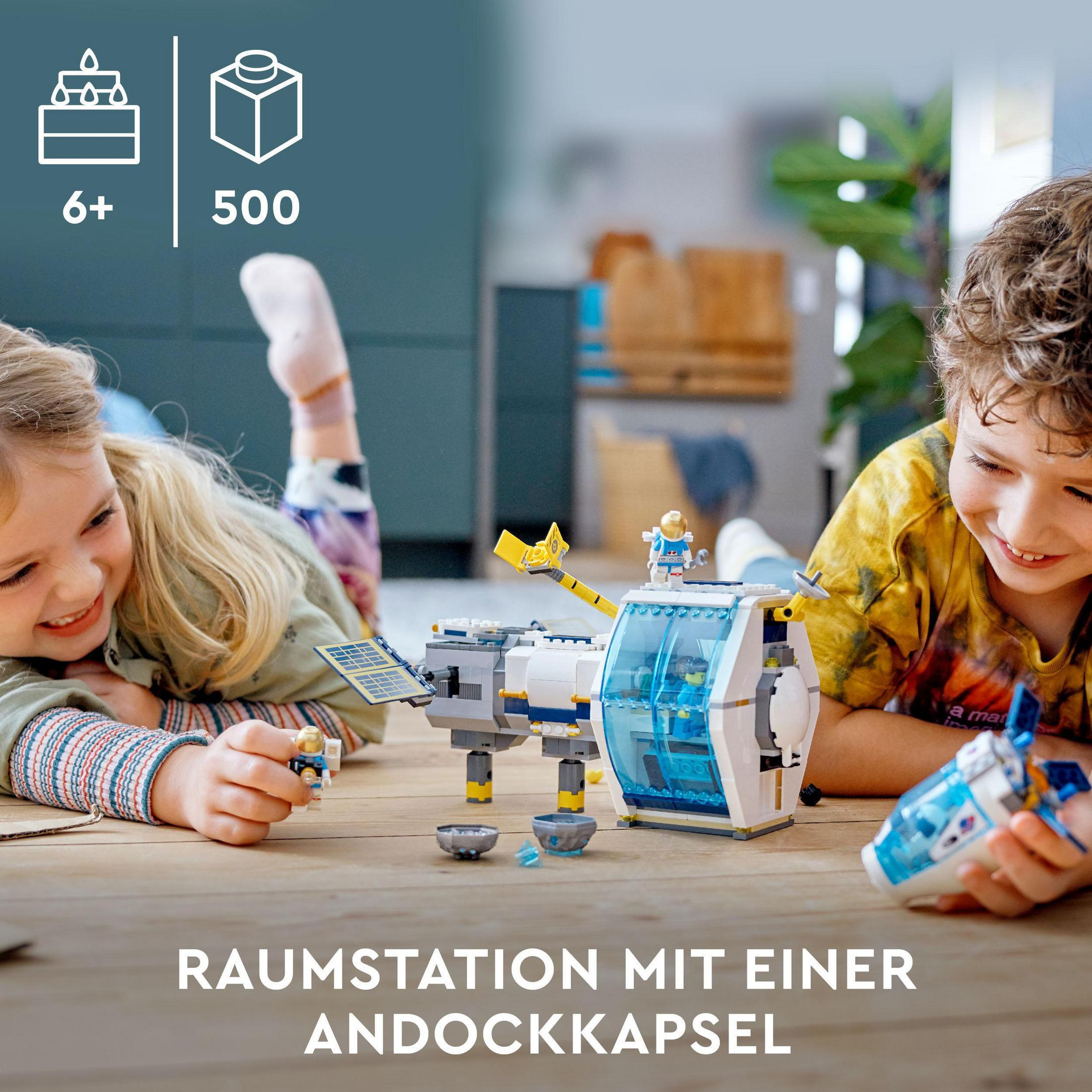 Zwei Kinder spielen mit einem Lego-Raumstations-Set. Das Set hat eine Raumkapsel und Figuren.