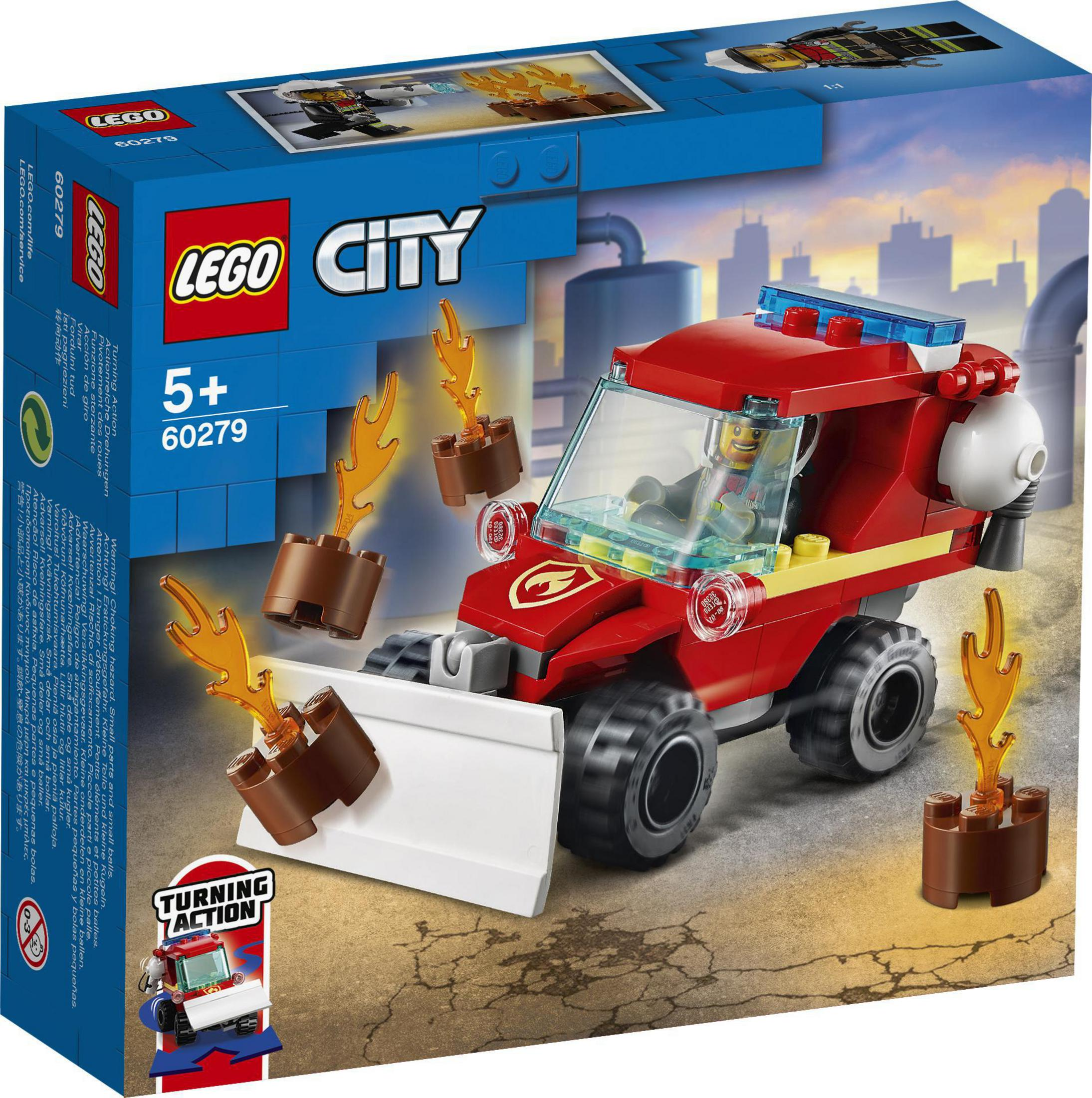 Lego City Feuerwehr mit Feuerelementen und Figuren. Weißer Hintergrund.