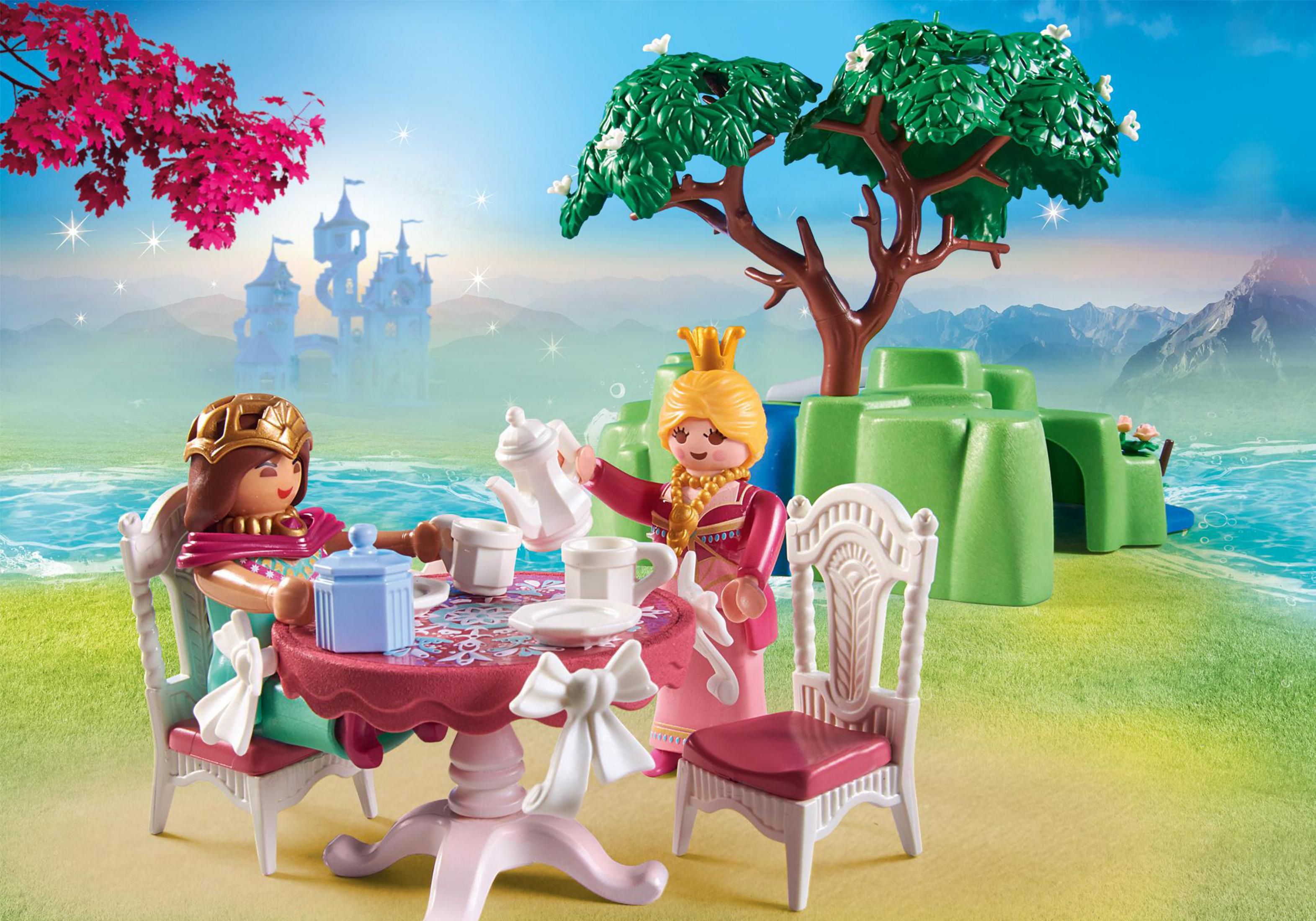 Playmobil-Set von zwei Figuren an einem Tisch bei einer Teeparty.