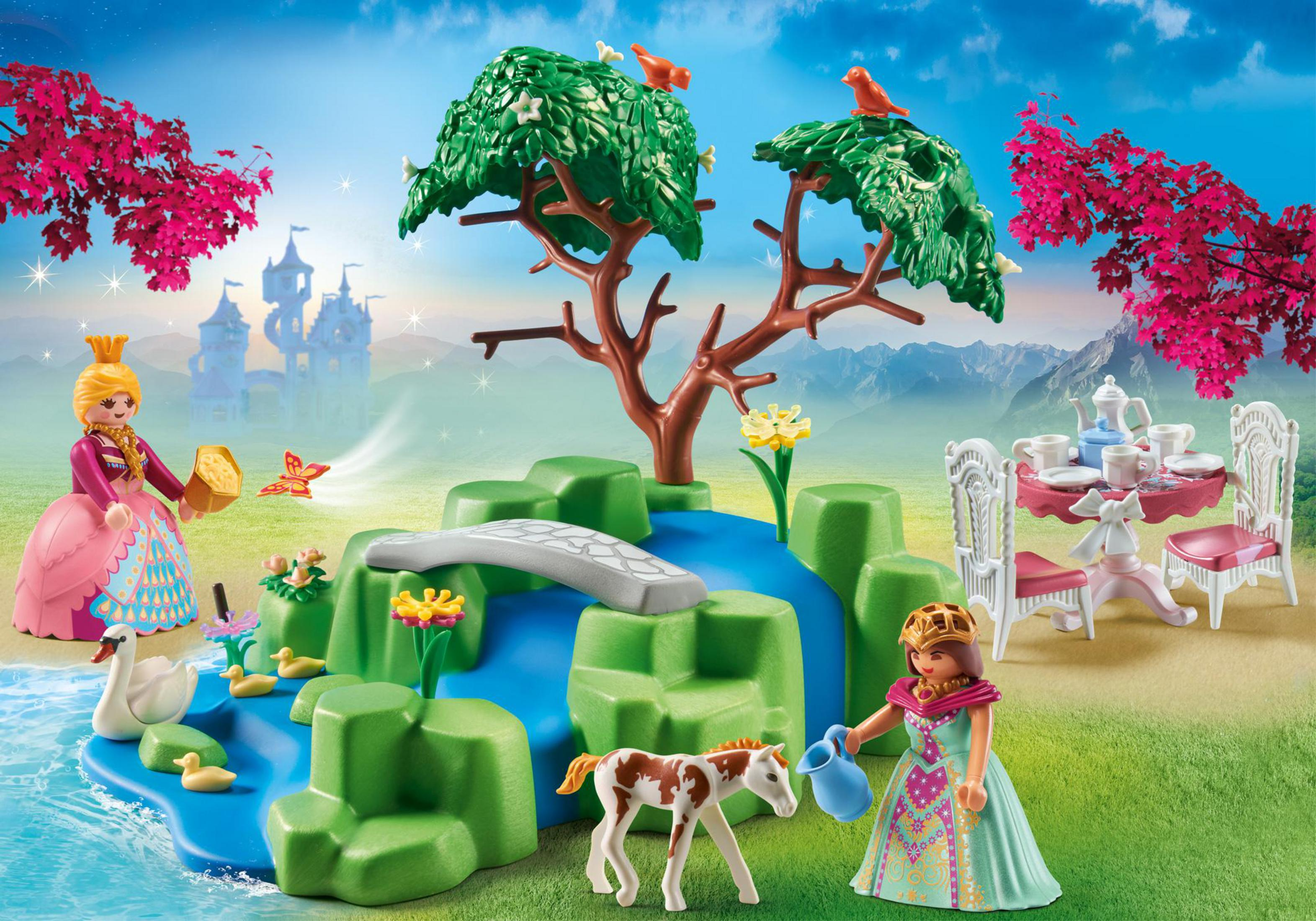 Ein Prinzessinnen-Spielset mit einer Prinzessin, einem Pferd und einem Schwan. Im Hintergrund ist ein Schloss.
