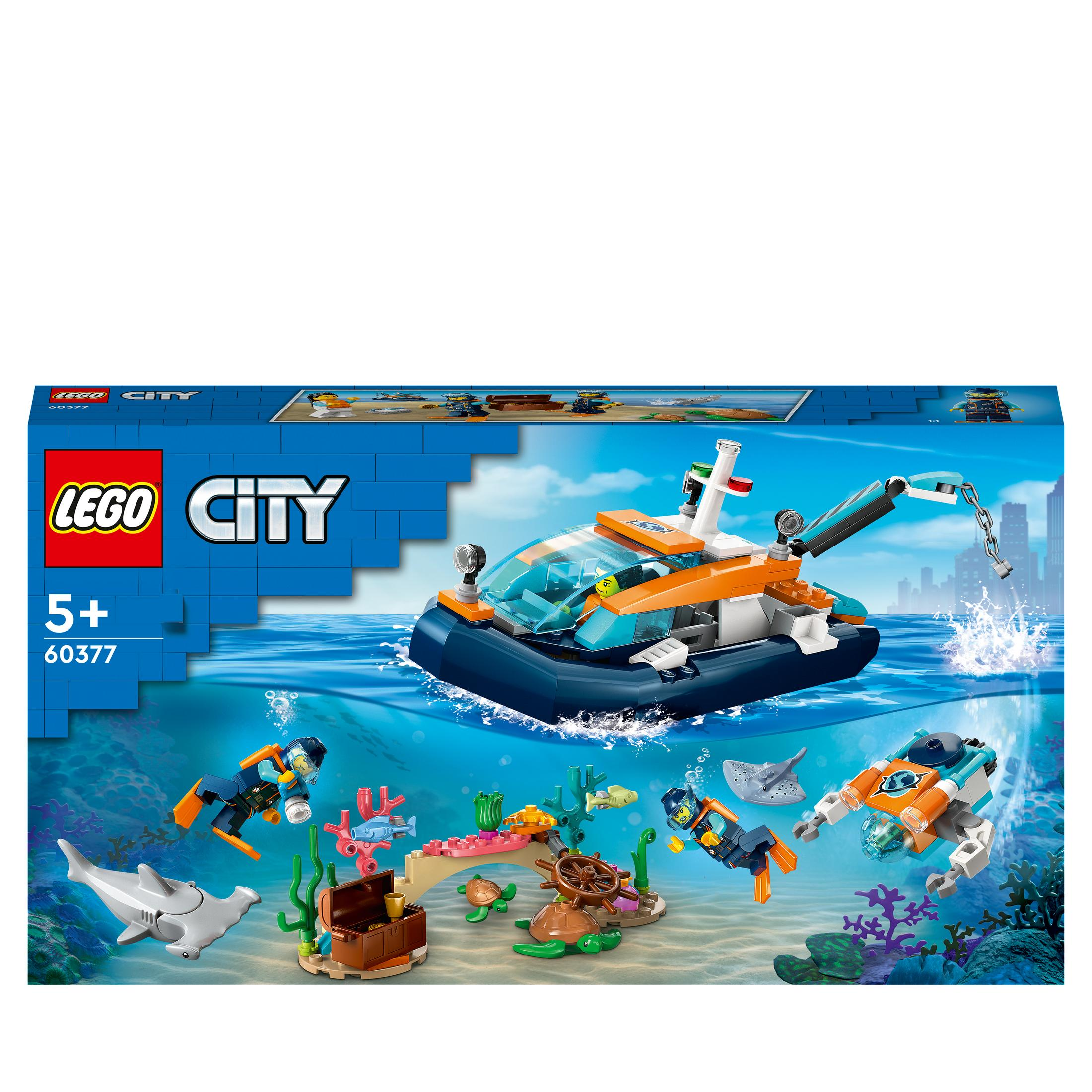 Set LEGO City con barca, subacquei e scena sottomarina con vita marina.