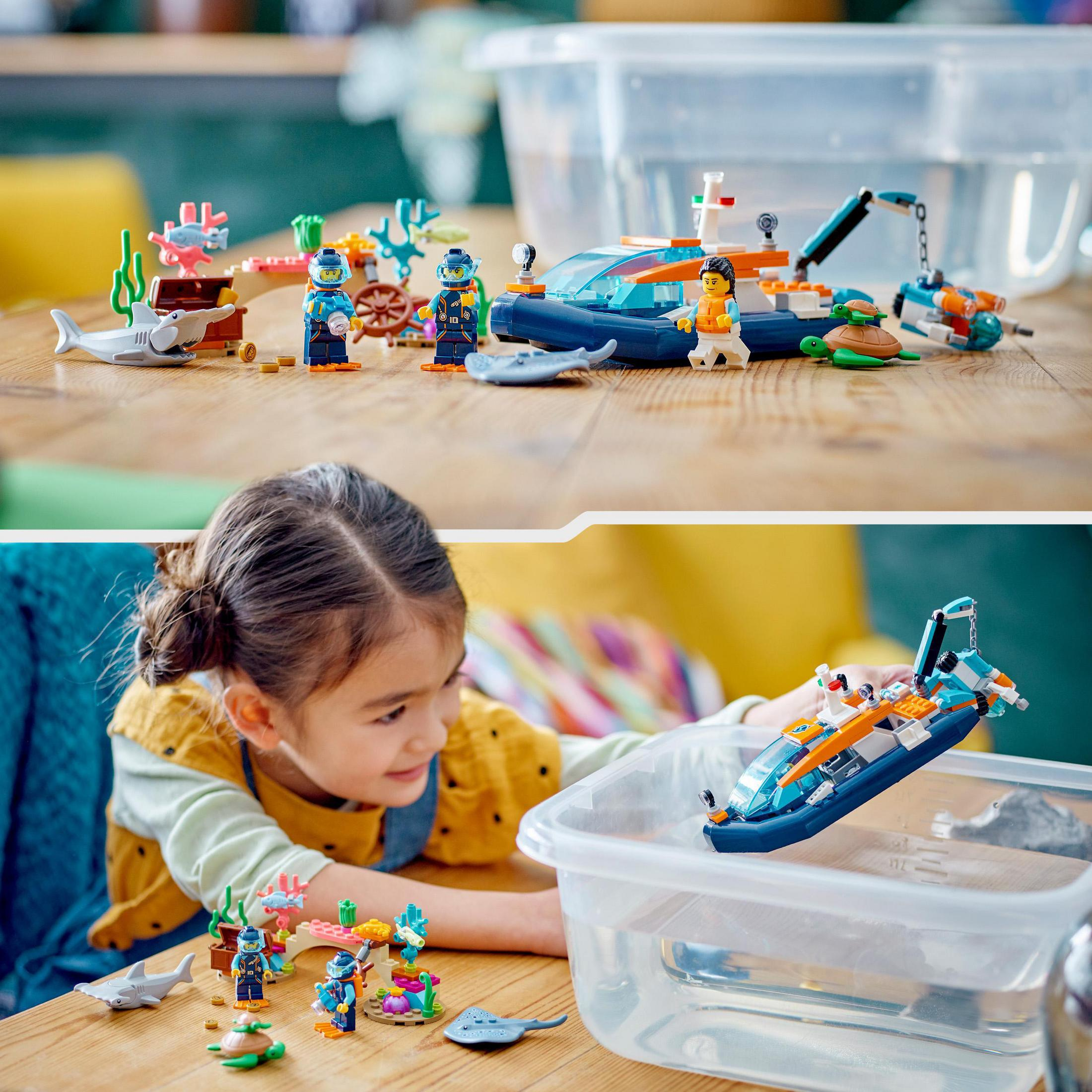 Scena Lego con barca e personaggi in acqua. Un bambino gioca con il set in un contenitore.