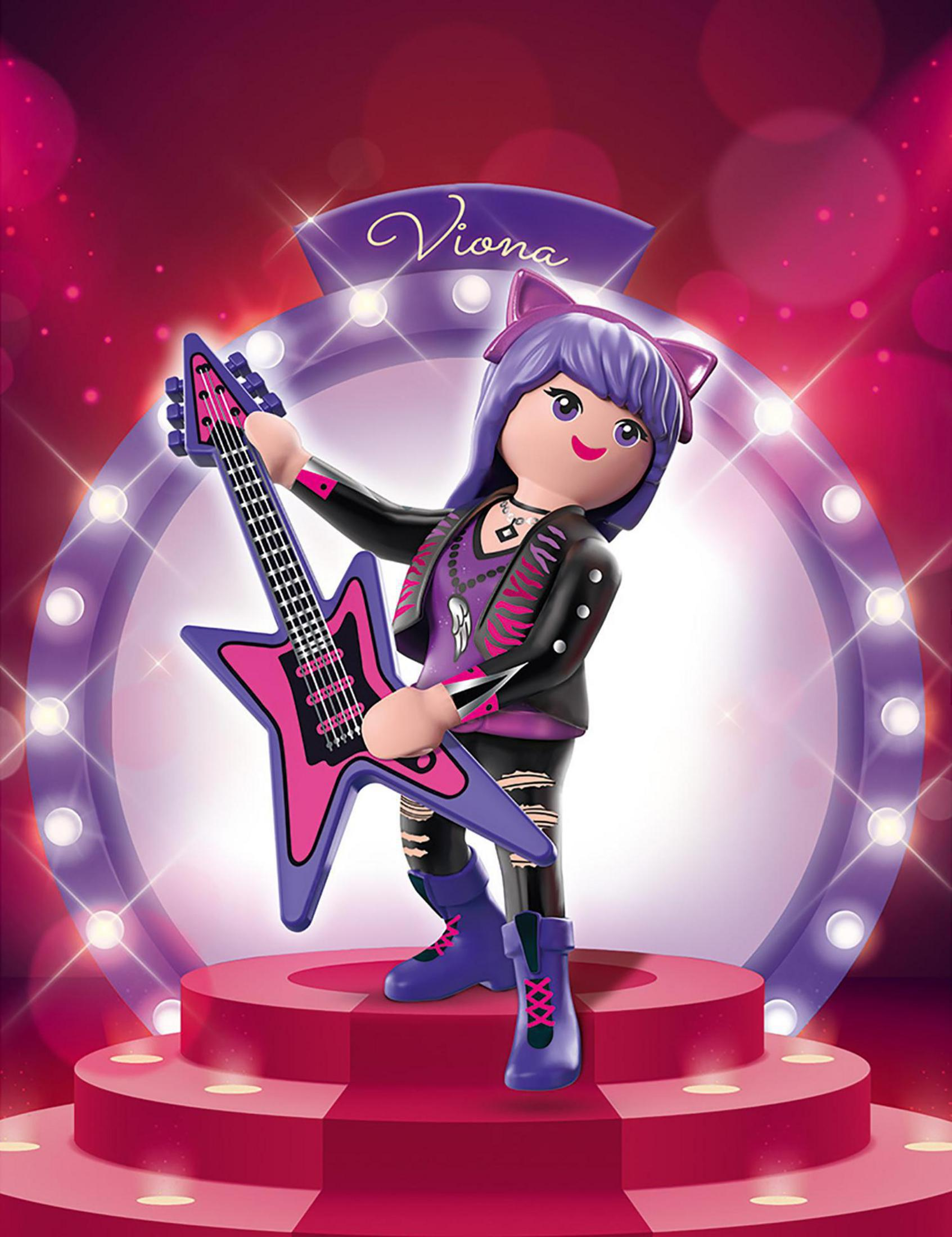 Playmobil-Figur eines Mädchens mit sternförmiger Gitarre, auf der Bühne. Rosa und lila Beleuchtung.