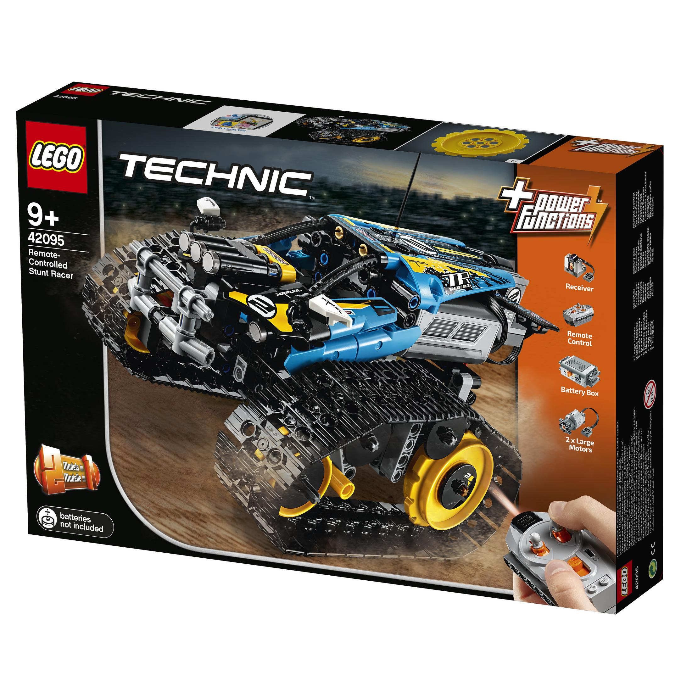 Una scatola di giocattoli Lego Technic Remote-Controlled Tank Racer è mostrata su una superficie di legno.