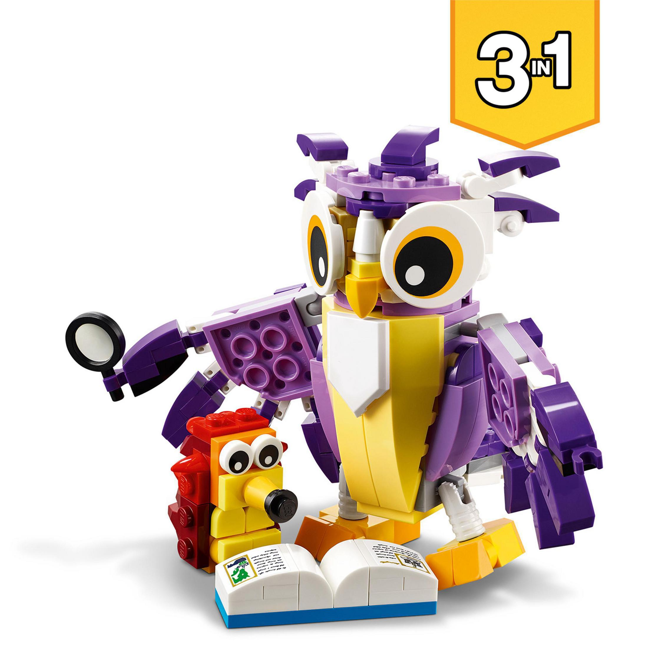 Set Lego Creator con un búho, un erizo y un libro abierto sobre una superficie blanca.