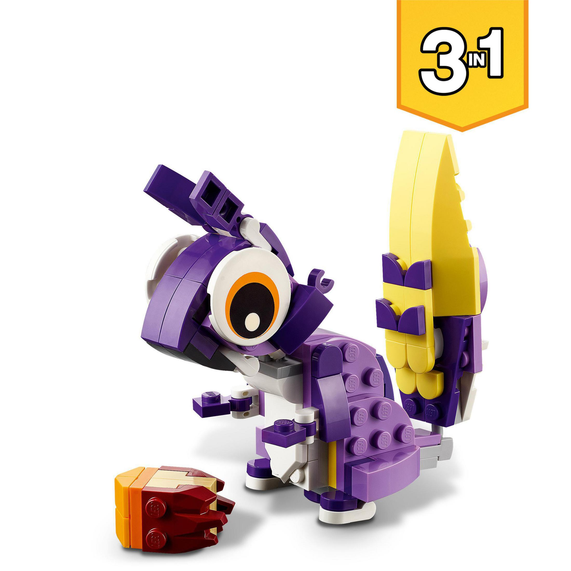 Una ardilla morada hecha de ladrillos LEGO con una cola amarilla y un pequeño bloque naranja.