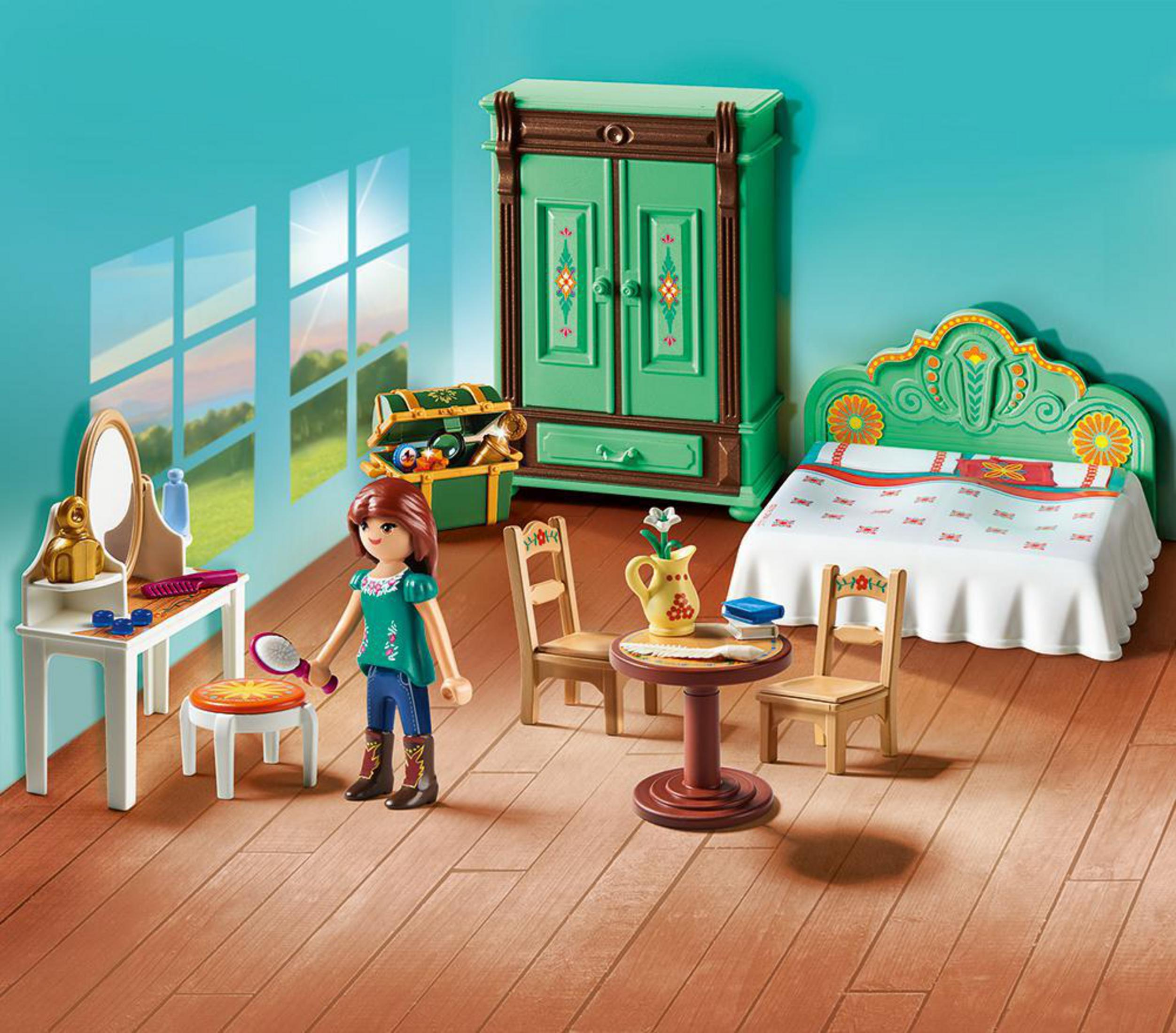Playmobil-Puppenhaus-Szene mit Möbeln und Zubehör. Eine Puppe steht in einem Raum mit blauen Wänden.