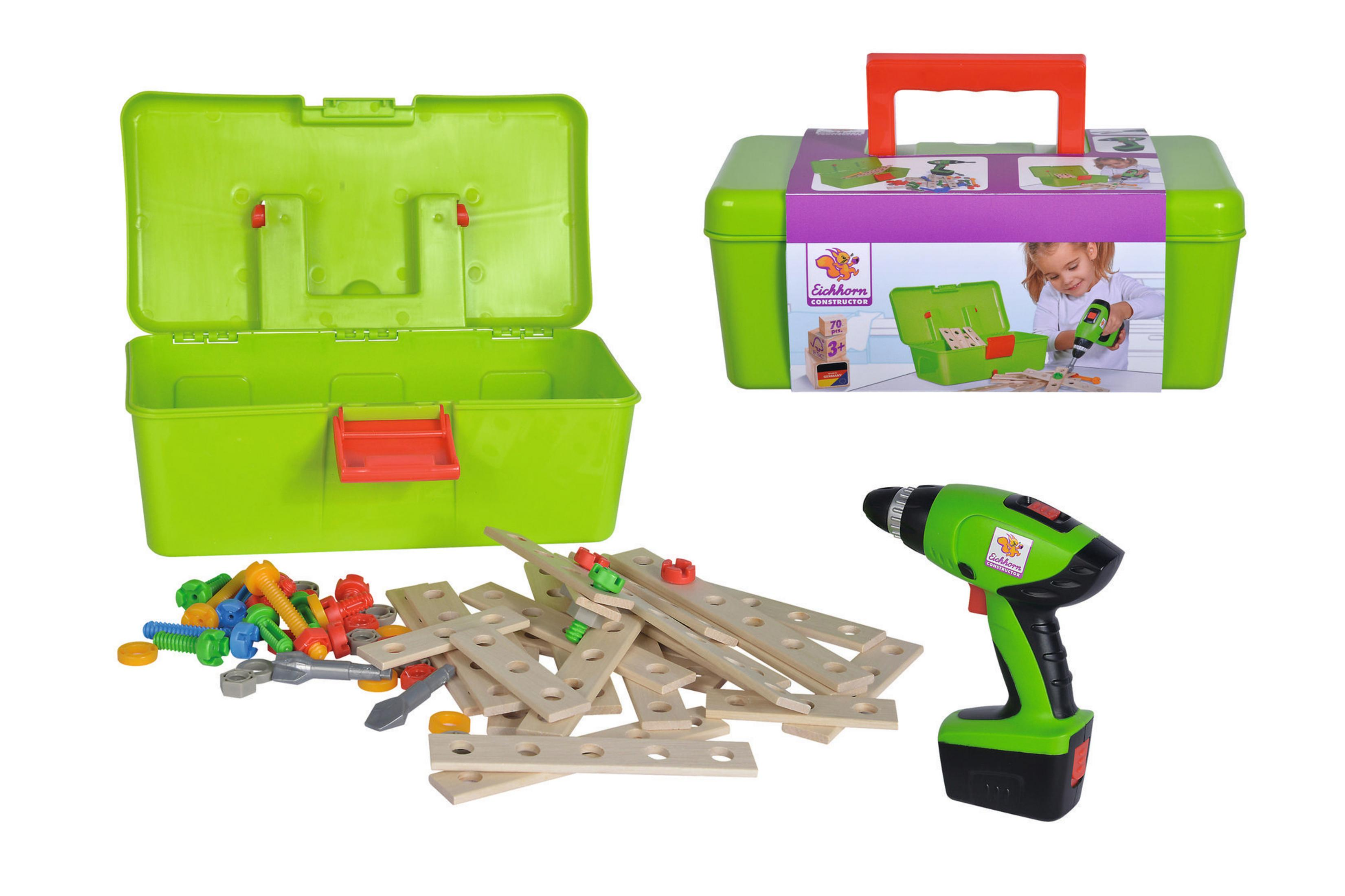 Grüne Spielzeug-Werkzeugkiste mit Werkzeugen und einem grünen Spielzeugbohrer. Eine andere Box zeigt ein Mädchen, das den Bohrer benutzt.