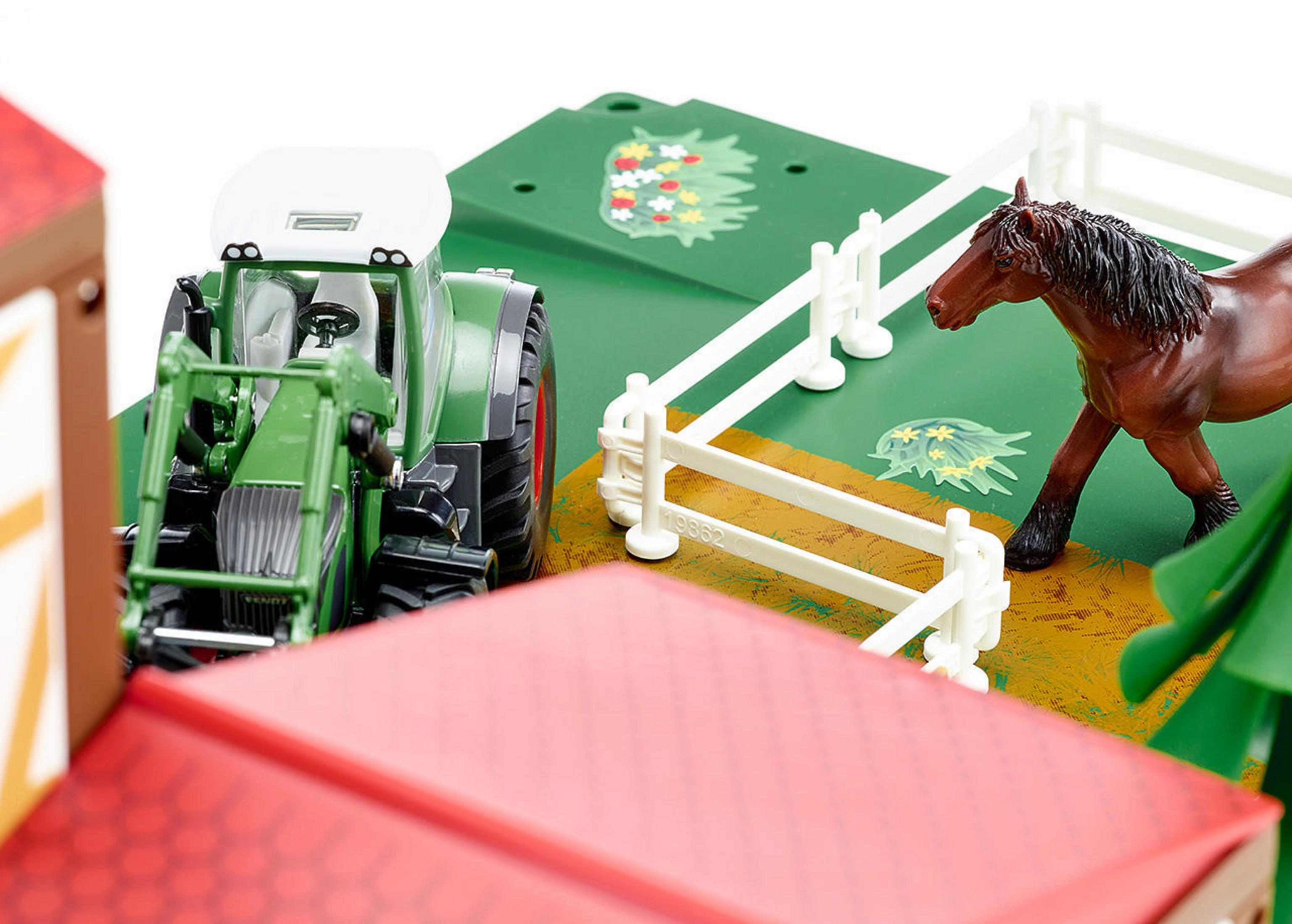 Spielzeug-Bauernhof mit grünem Traktor, braunem Pferd und Gebäuden mit rotem Dach.