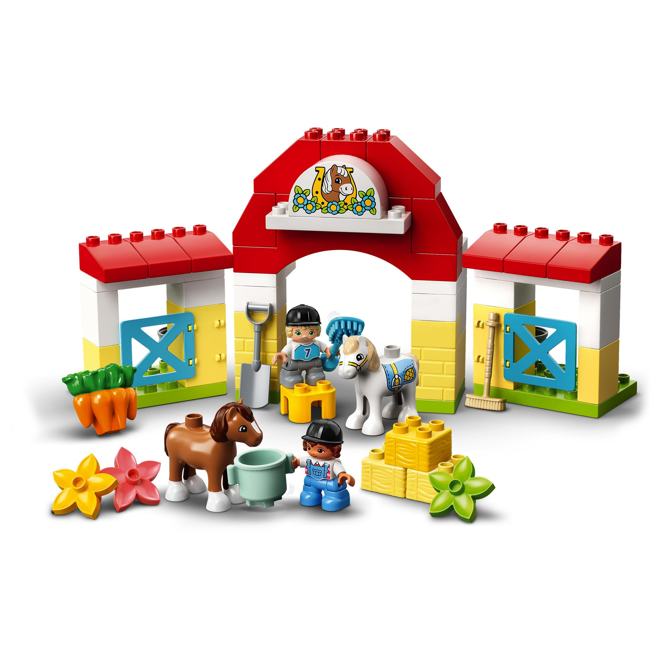 Un set Lego Duplo fattoria con personaggi, animali e pezzi da costruzione su sfondo bianco.