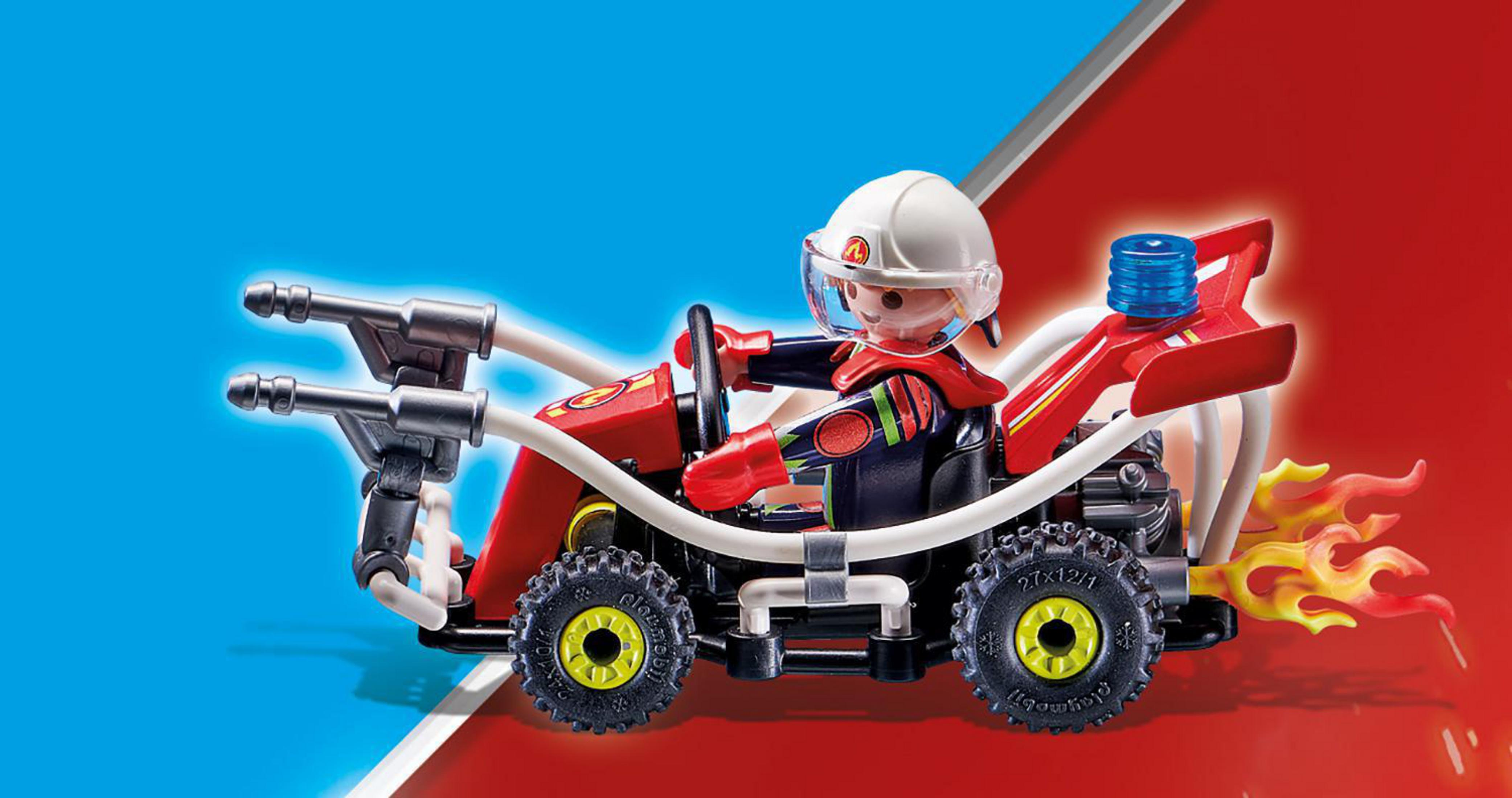 Playmobil Feuerwehrauto-Spielzeug mit einem Feuerwehrmann, der es fährt. Der Hintergrund ist rot und blaue Farbfelder.