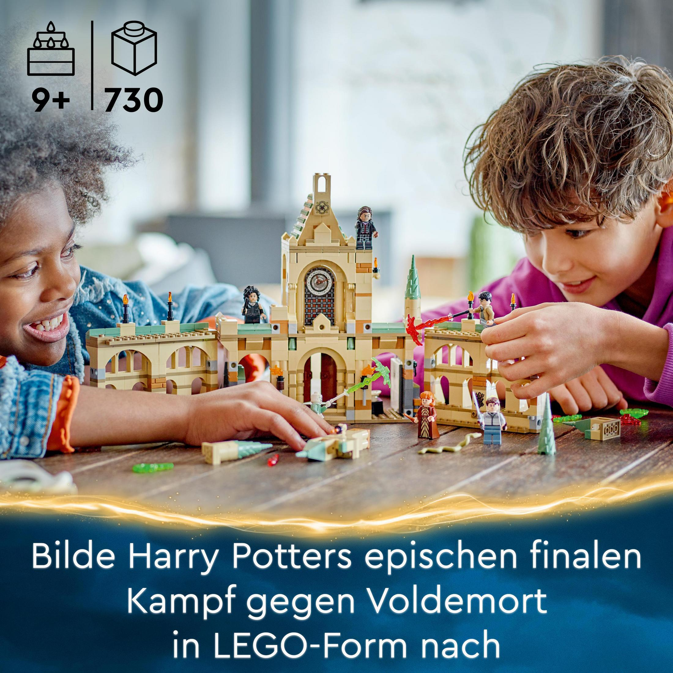 Zwei Kinder bauen ein Lego-Schloss. Text: Baue Harry Potters epischen Endkampf gegen Voldemort in LEGO.