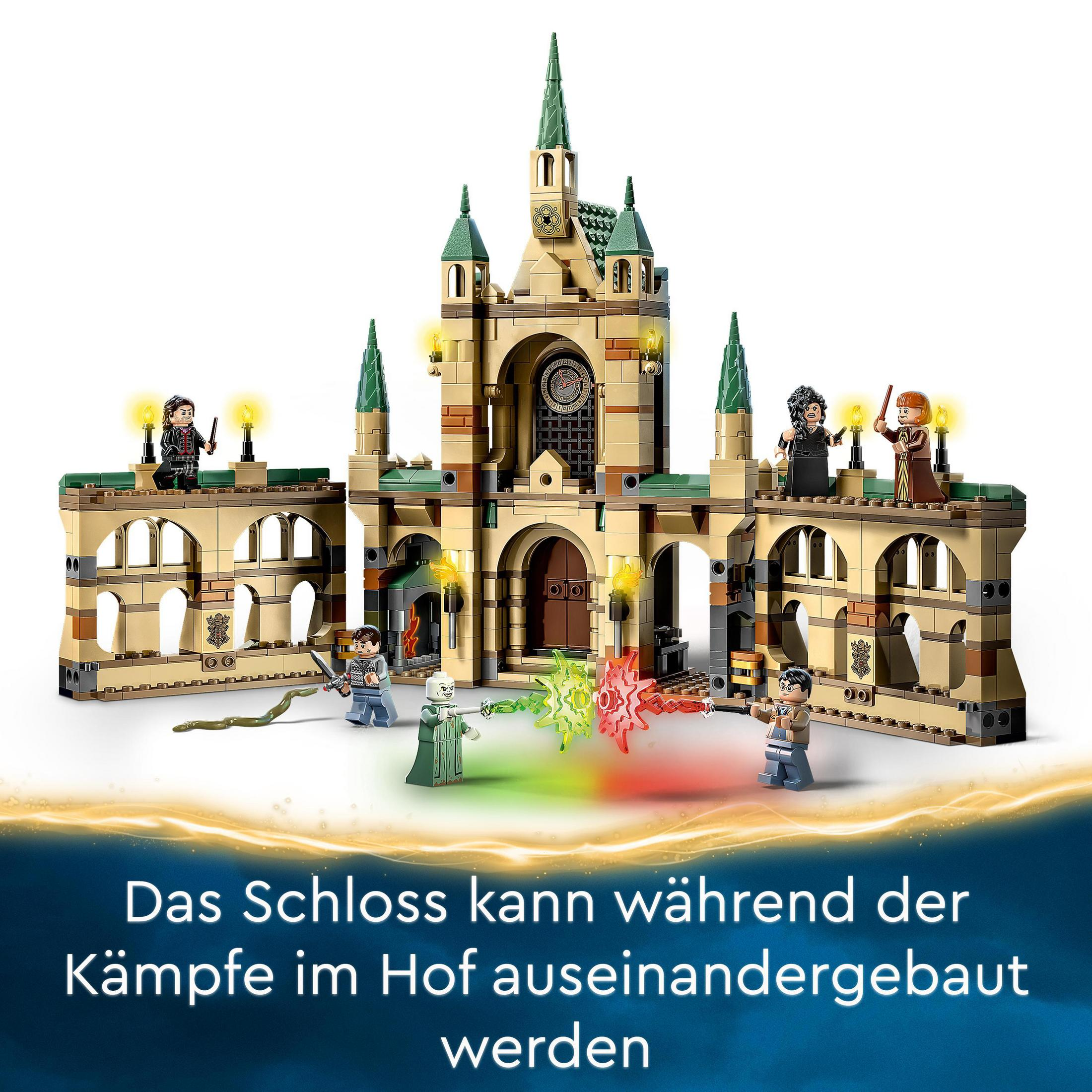 Lego-Set, das ein Schloss mit Figuren zeigt. Personen halten Zauberstäbe, es gibt Action.