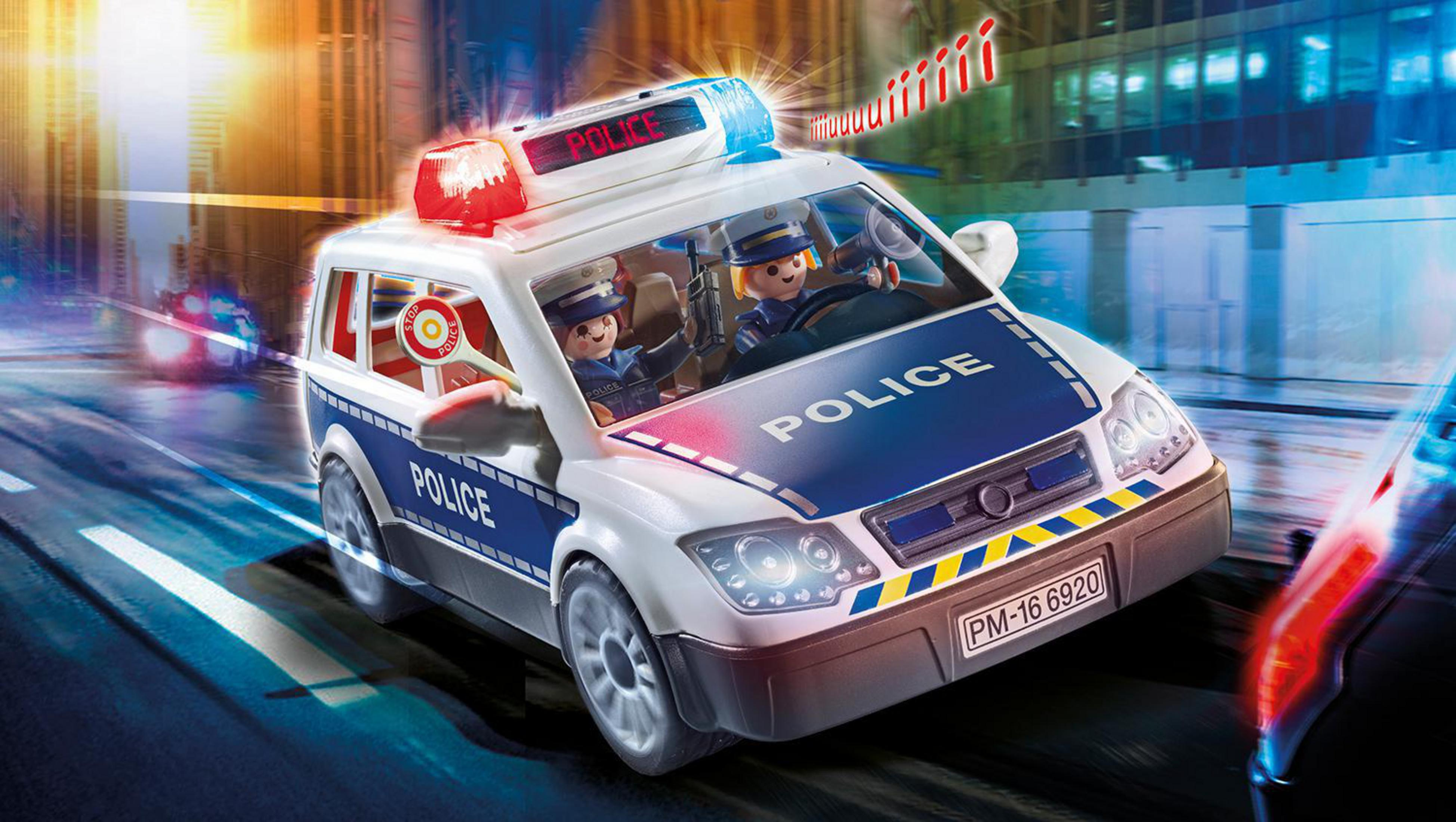 Macchina della polizia Playmobil giocattolo. Auto bianca con strisce blu e luci della polizia. Due personaggi Playmobil all'interno.