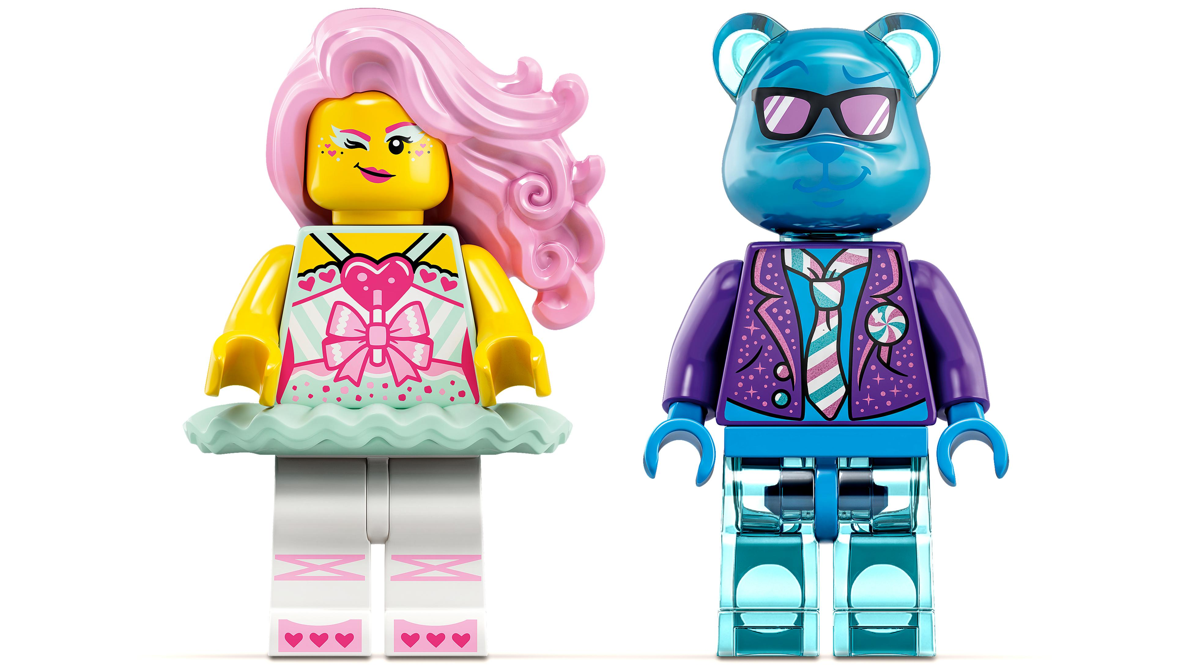 Dwie figurki Lego: kobieta z różowymi włosami i miś w garniturze.