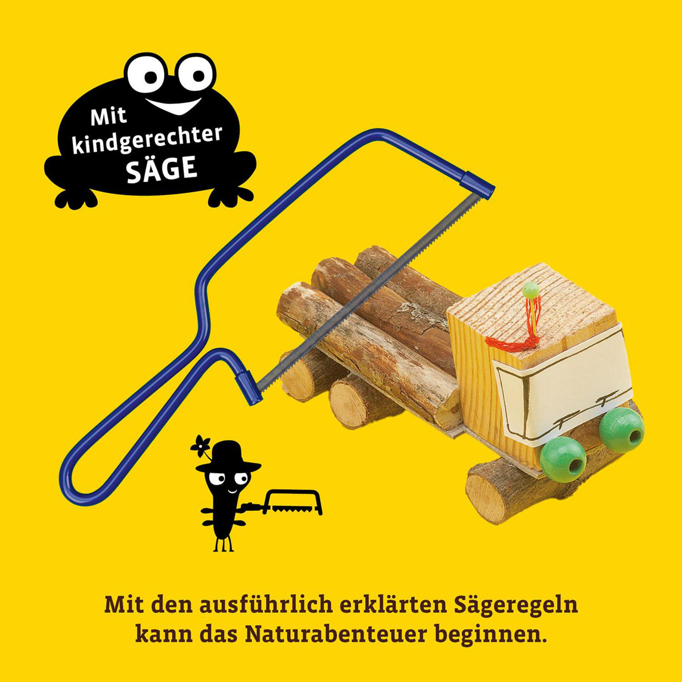 Ein Holzspielzeug-LKW mit einer blauen Säge und Text auf gelbem Hintergrund.