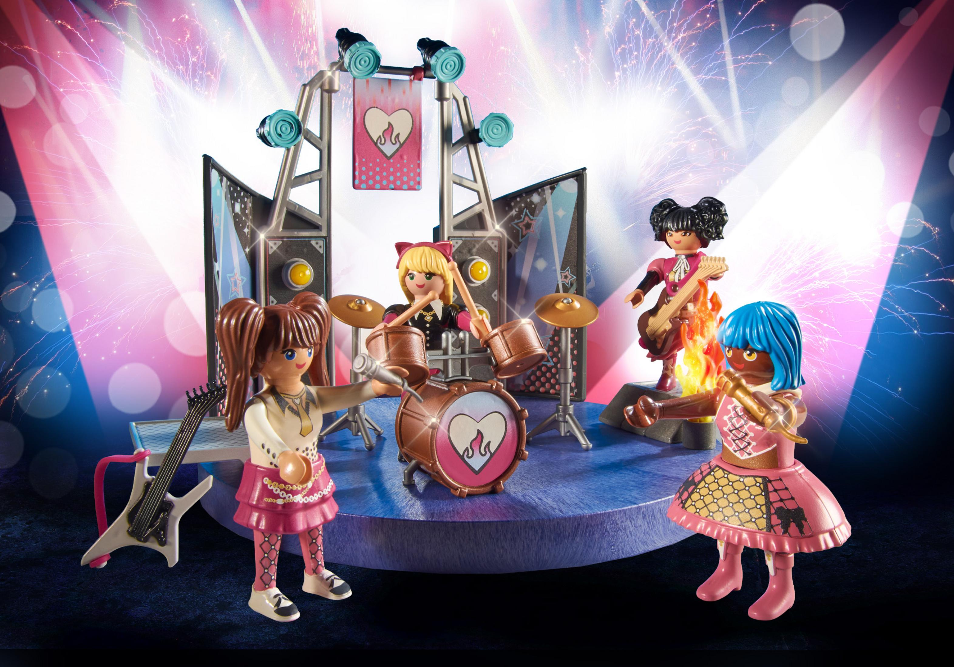 Playmobil-Bandbühnenaufbau. Vier Figuren auf der Bühne mit Instrumenten und Lichtern, Feuerwerk im Hintergrund.