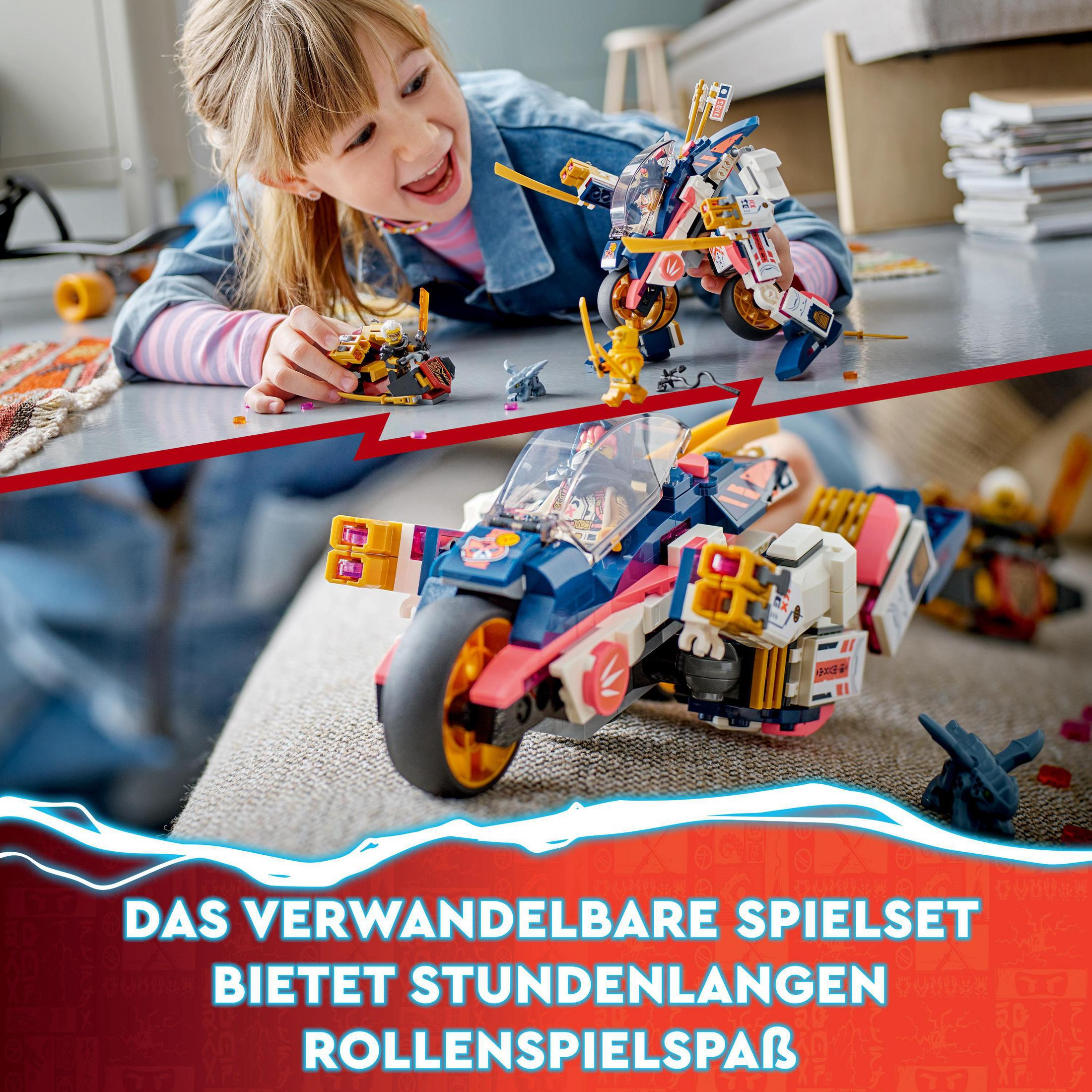 Una ragazza gioca con i giocattoli Lego Ninjago. Un giocattolo è una moto trasformabile, l'altro è una piccola moto.