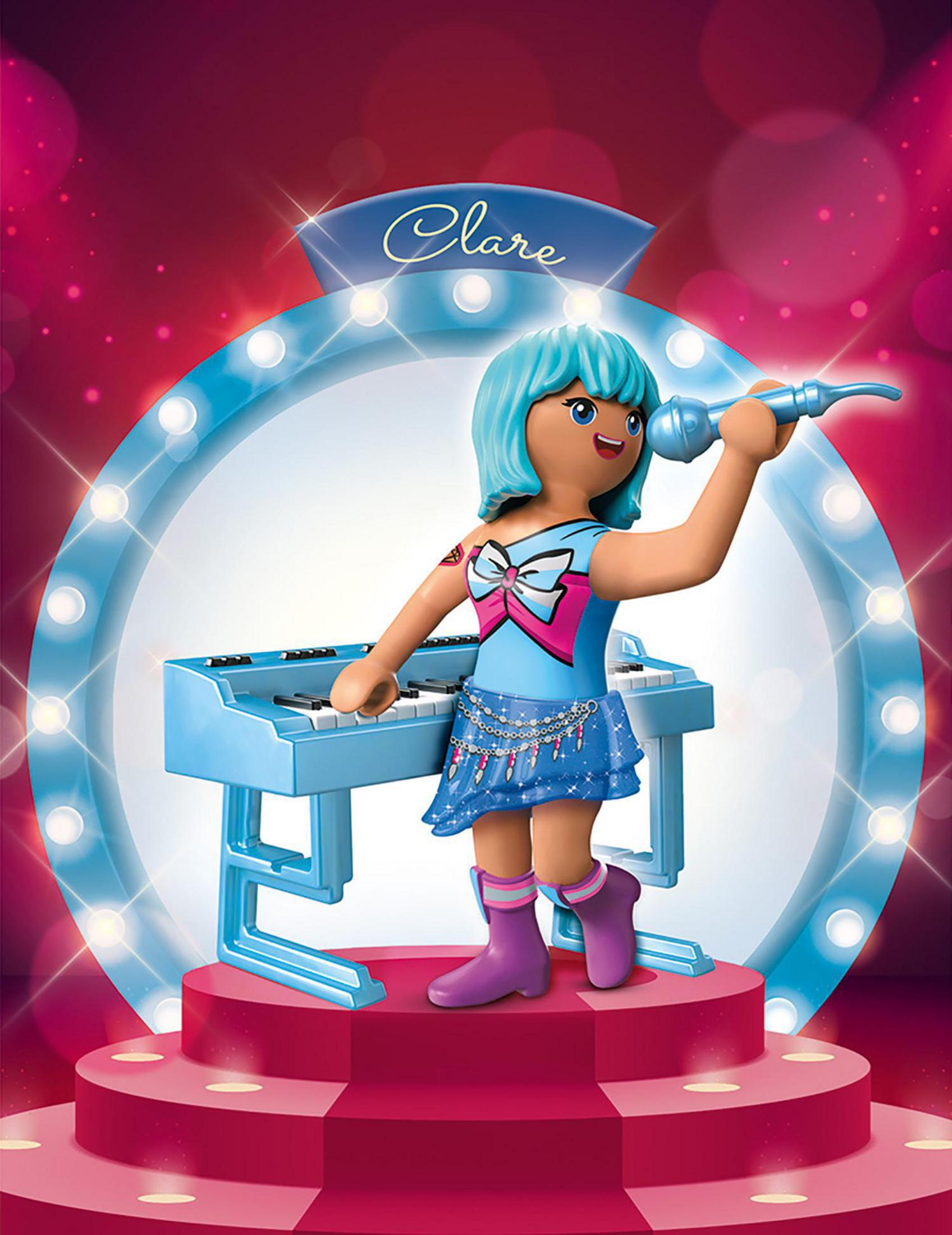 Playmobil-Figur einer Sängerin mit blauen Haaren, die ein Mikrofon hält, vor einem Keyboard.