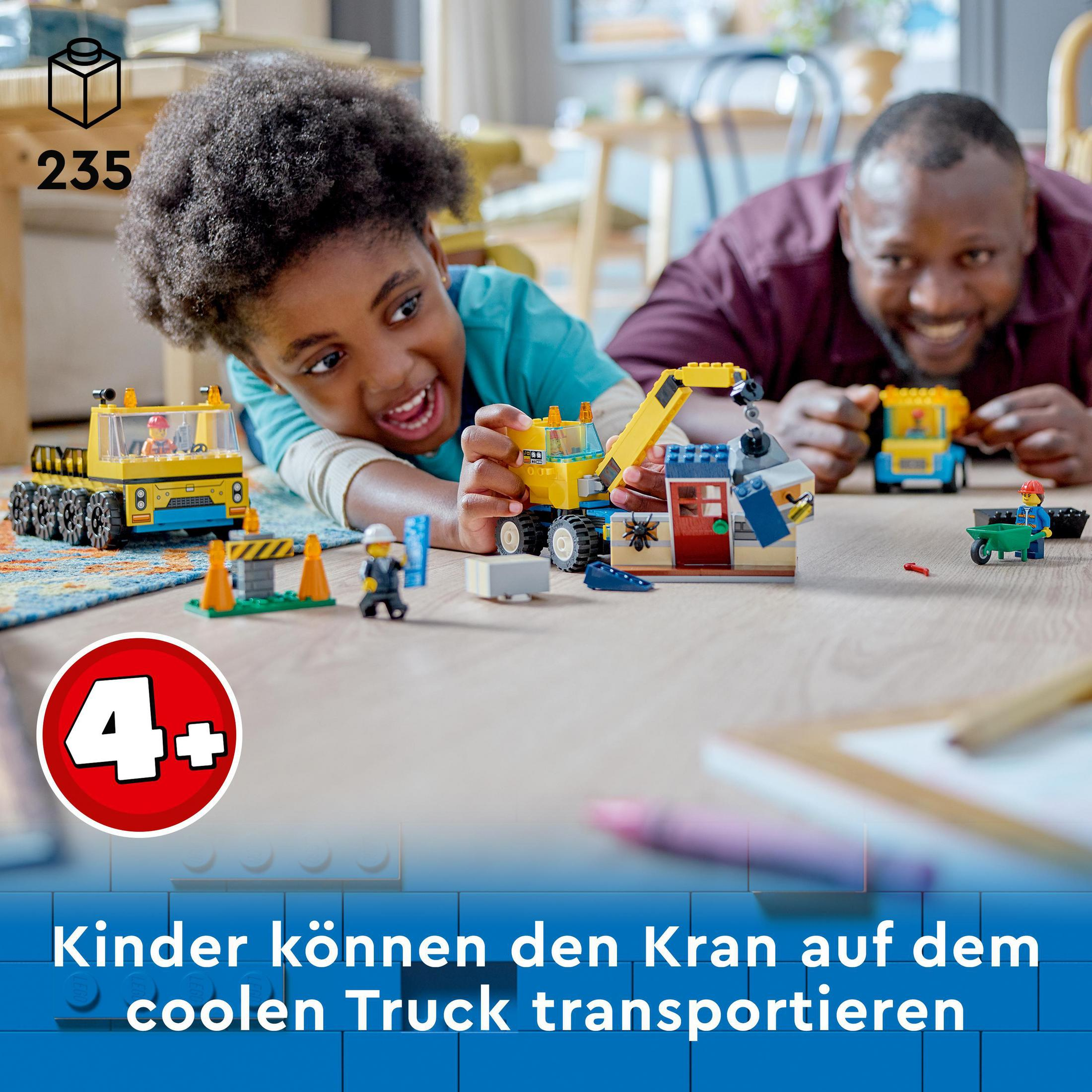 Un niño y un adulto juegan con vehículos de construcción Lego.