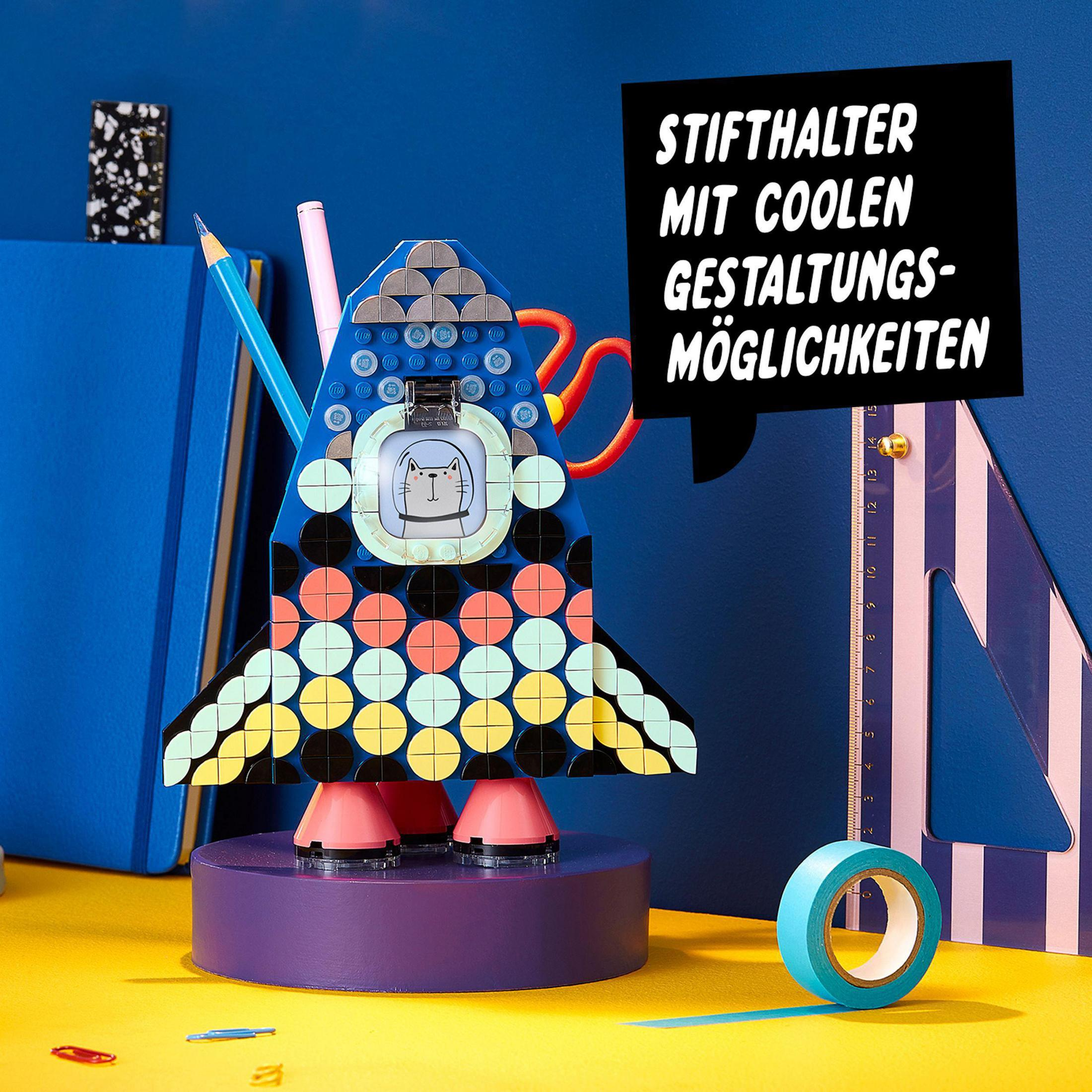 Ein Lego-Raketenschiff-Modell aus bunten Blöcken auf lila Sockel. Eine Sprechblase ist vorhanden.