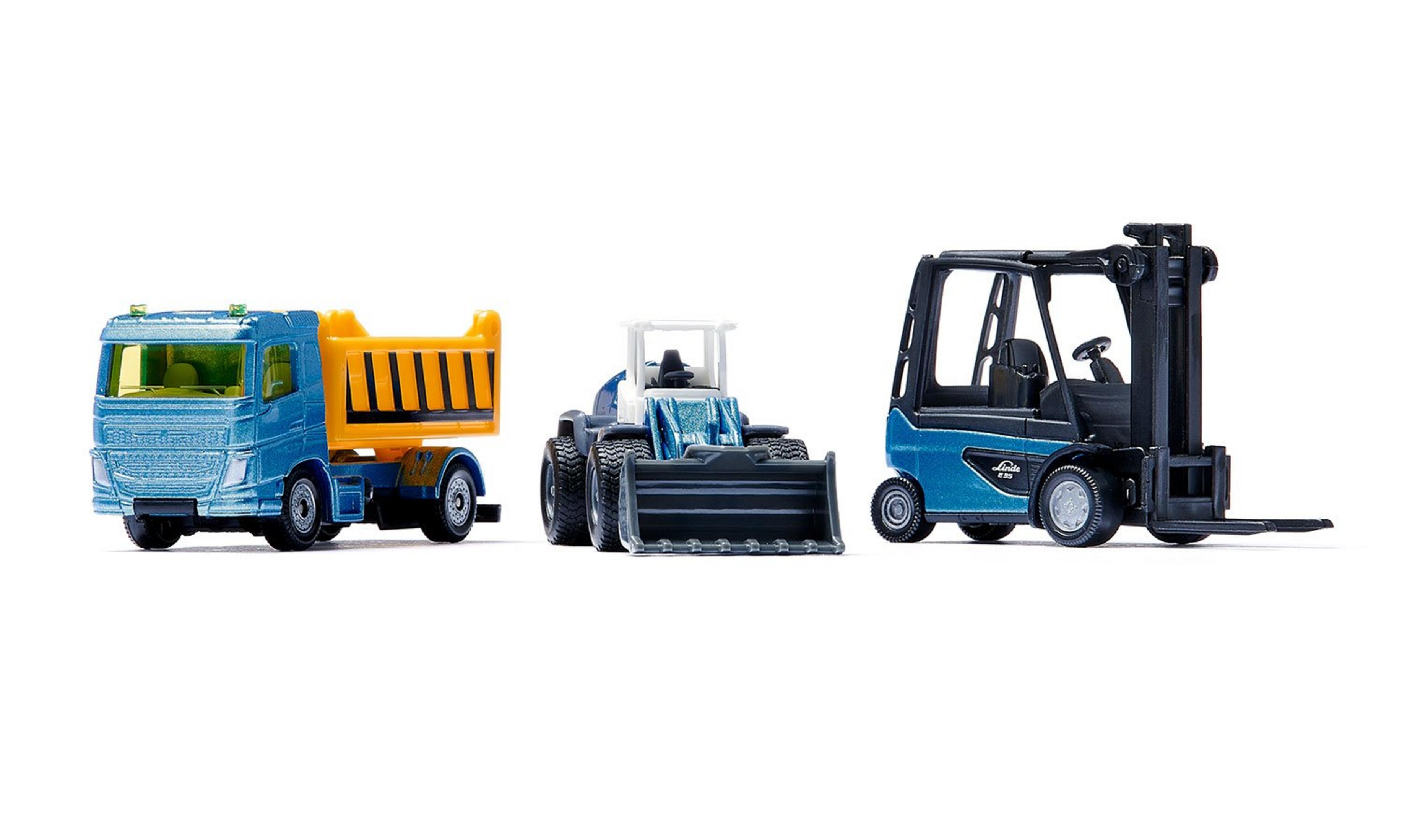 Drei Spielzeug-Baufahrzeuge: ein blauer LKW, ein gelber Bagger und ein blauer Gabelstapler. Weißer Hintergrund.