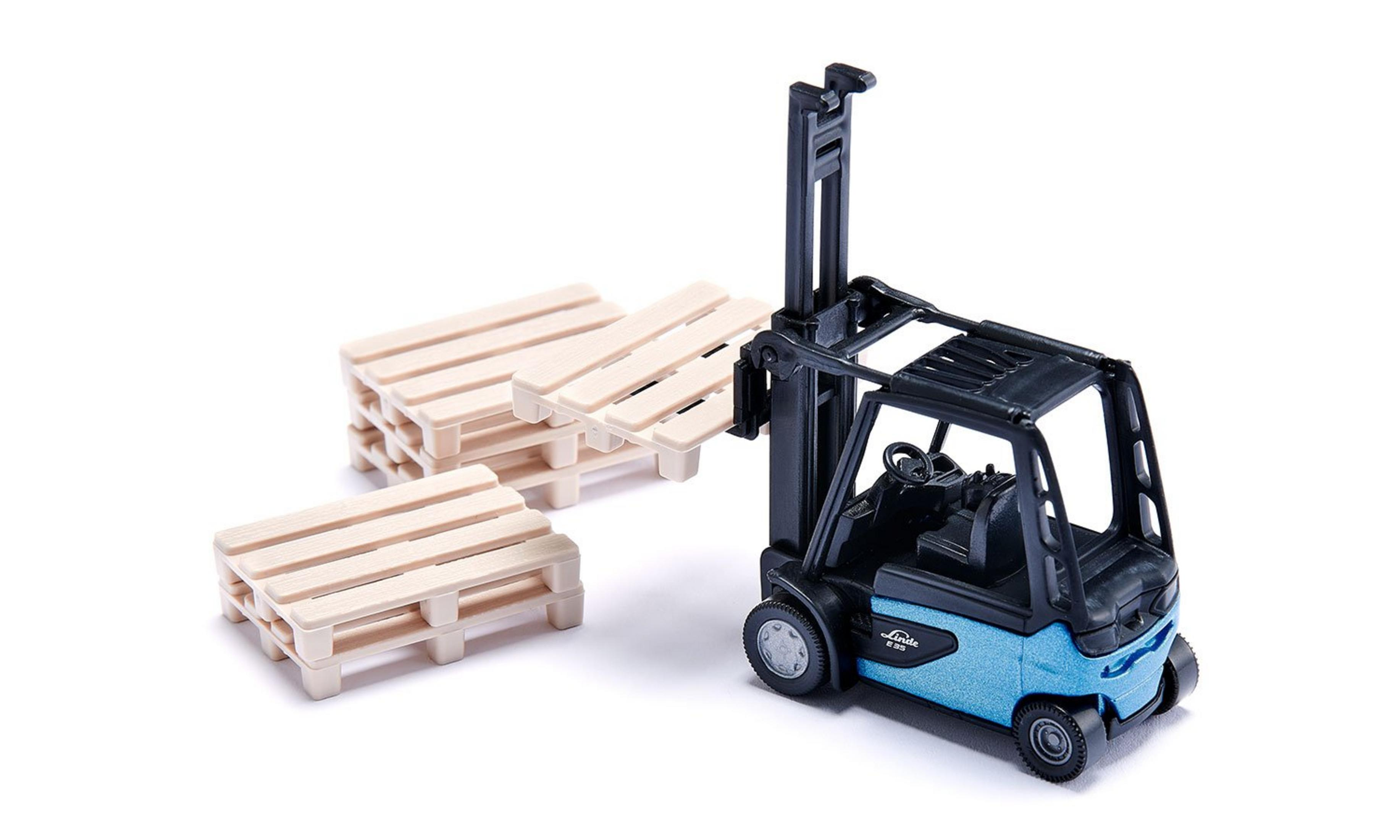 Spielzeug-Gabelstapler, der Holzpaletten lädt. Mehrere Paletten daneben.