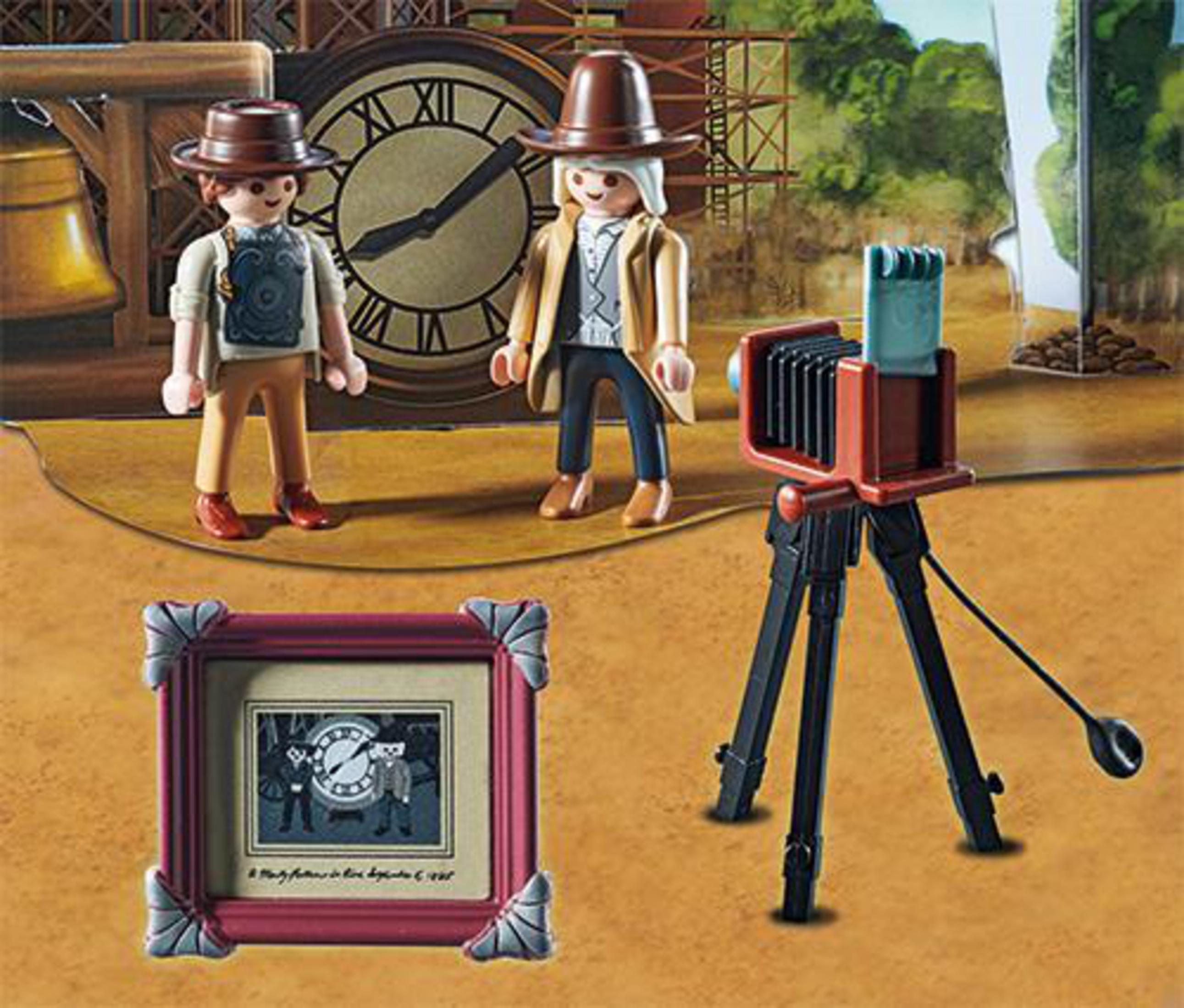 Playmobil-Figuren mit Uhr-Hintergrund, Kamera und gerahmtem Bild.