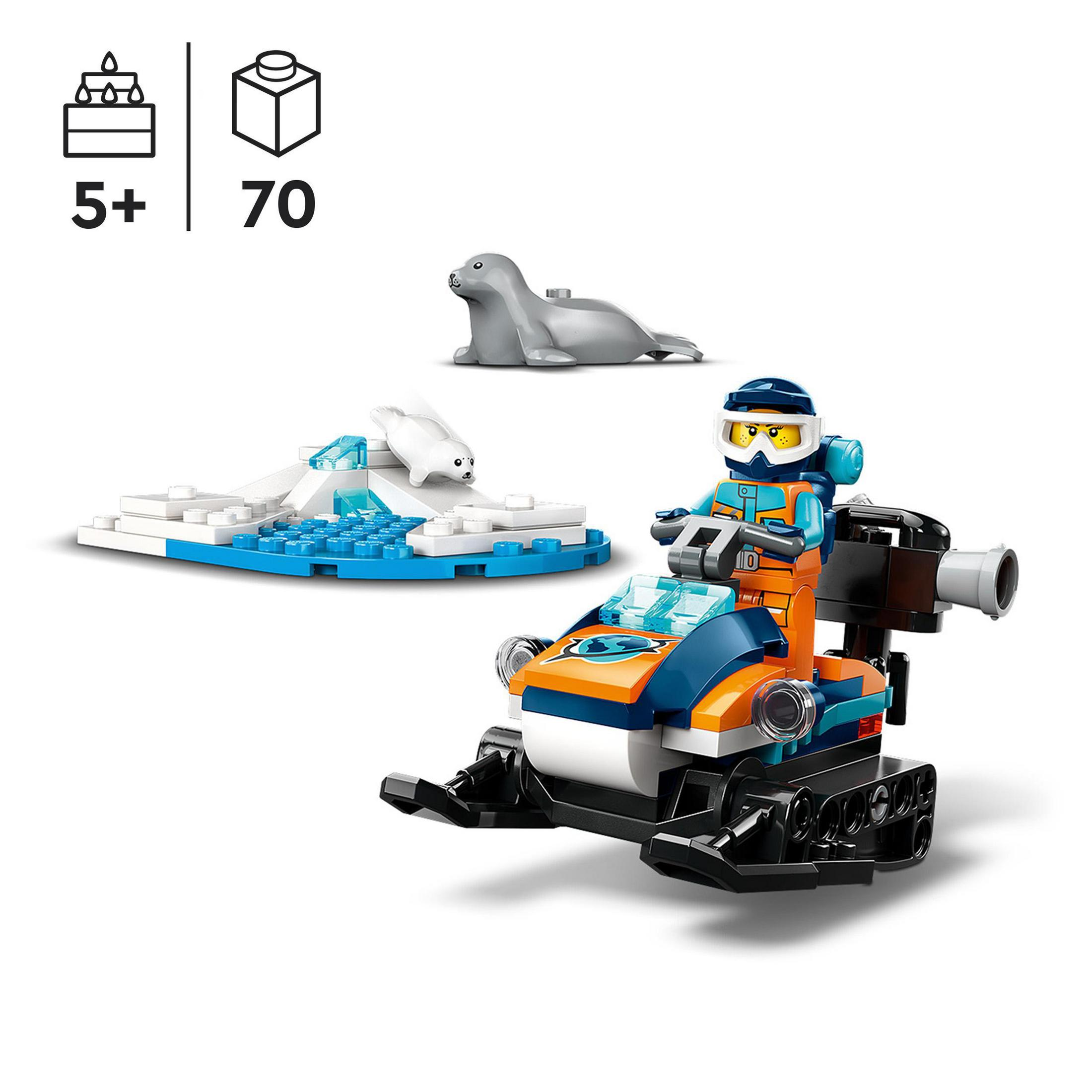 Zestaw Lego Arctic z skuterem śnieżnym, foką i małą górą lodową z foką na niej. Figurka Lego prowadzi.