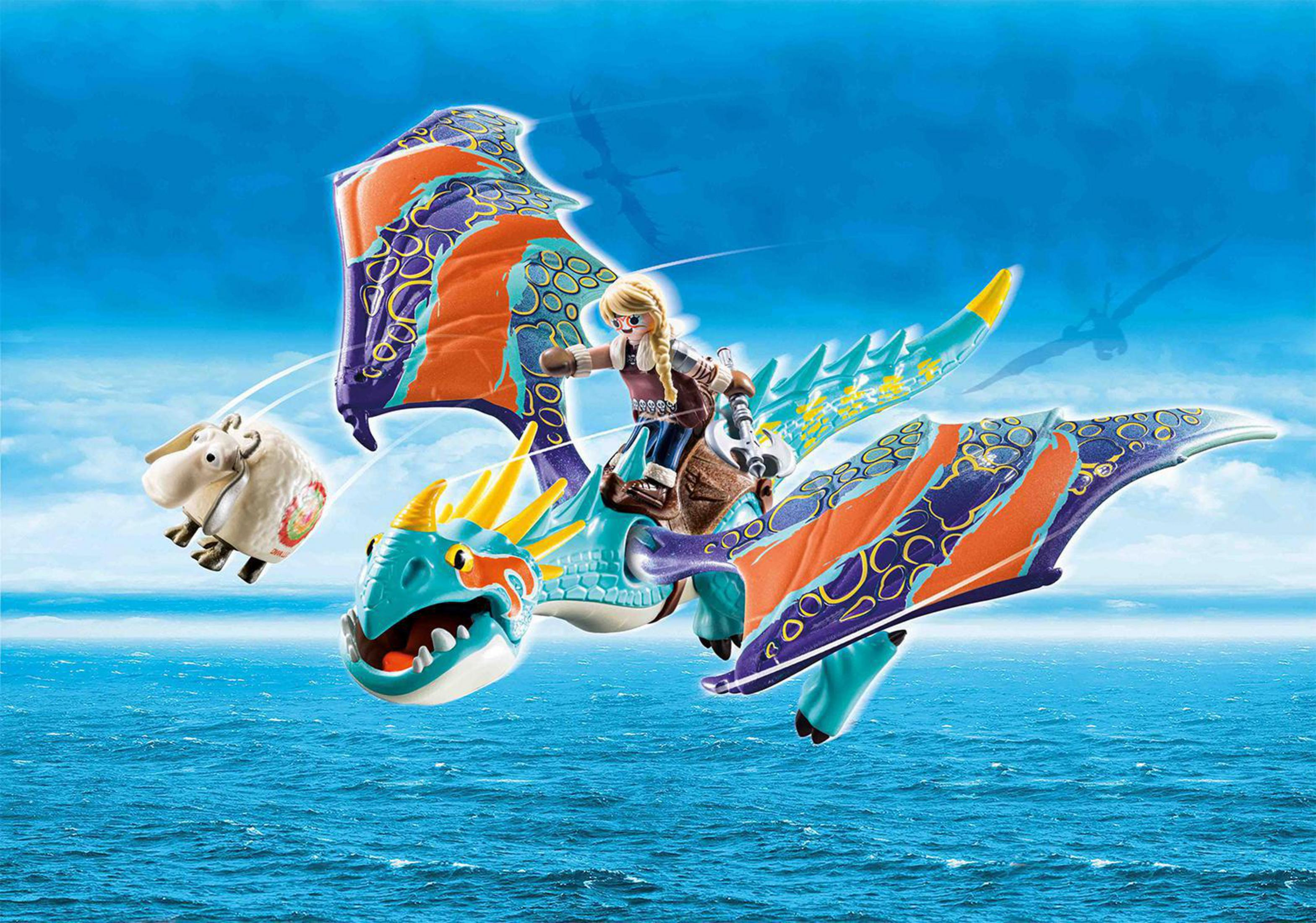 Ein Drachenspielzeug mit Reiter und Schaf, das über Wasser fliegt.