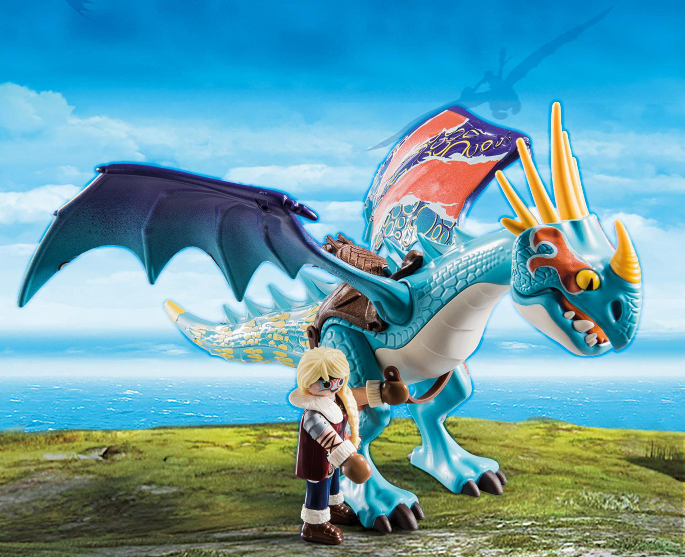 Playmobil-Drachenspielzeug mit Mädchen. Der Drache ist blau, orange und lila. Himmelhintergrund.
