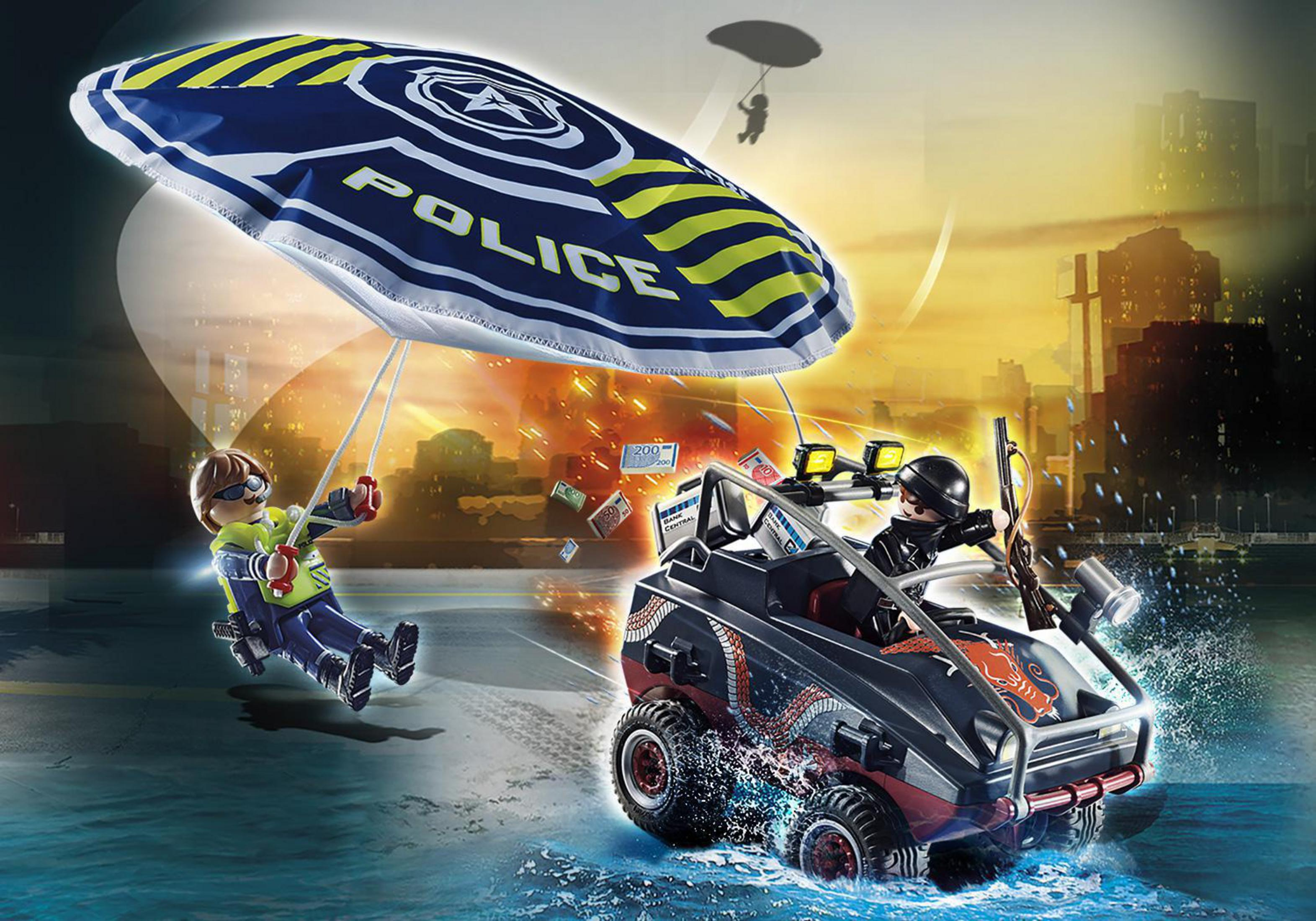Set della polizia Playmobil. Auto della polizia in acqua con due figure, una in paracadute, città sullo sfondo.
