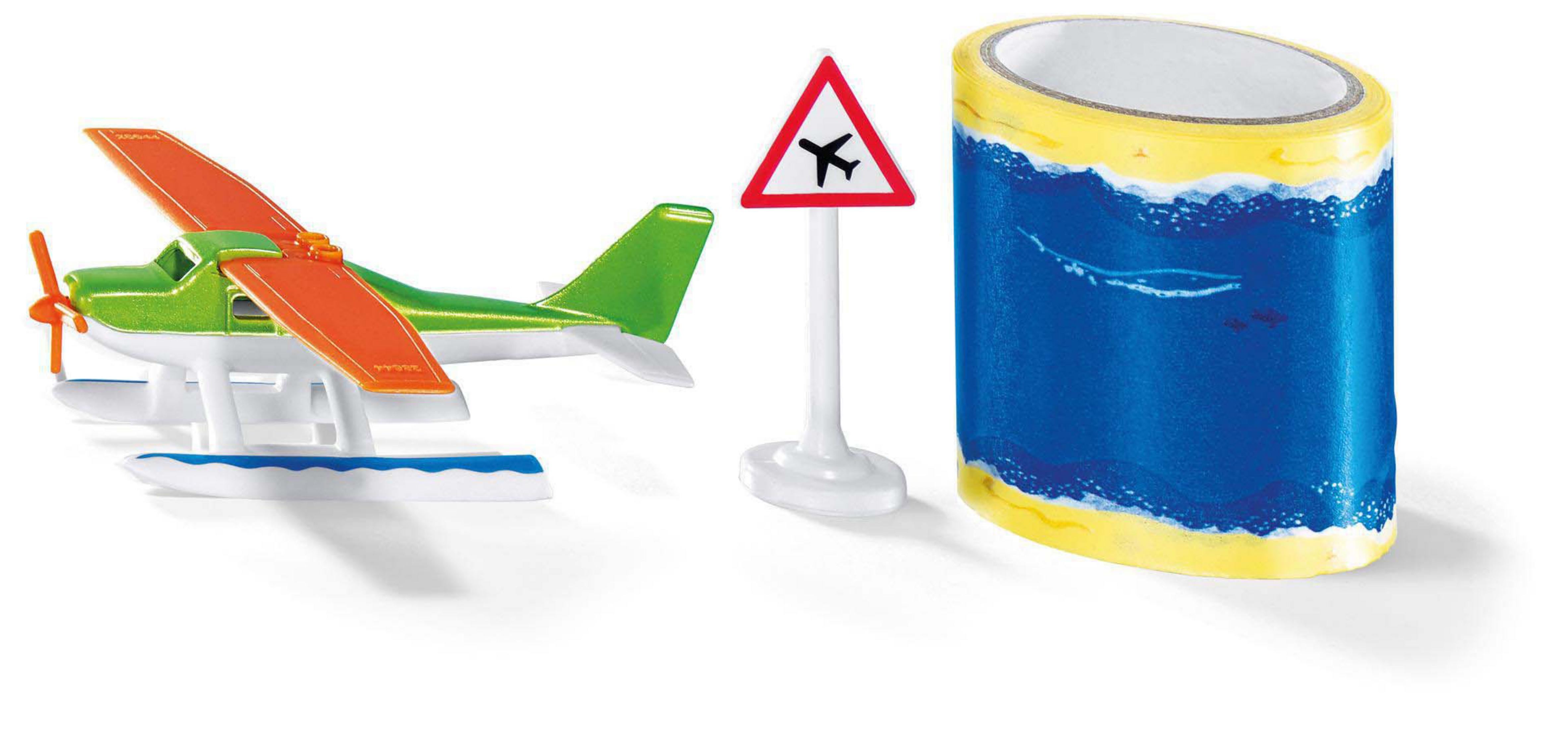 Spielzeugflugzeug, Straßenschild und Klebebandrolle, mit Ozean- und Waldesign.
