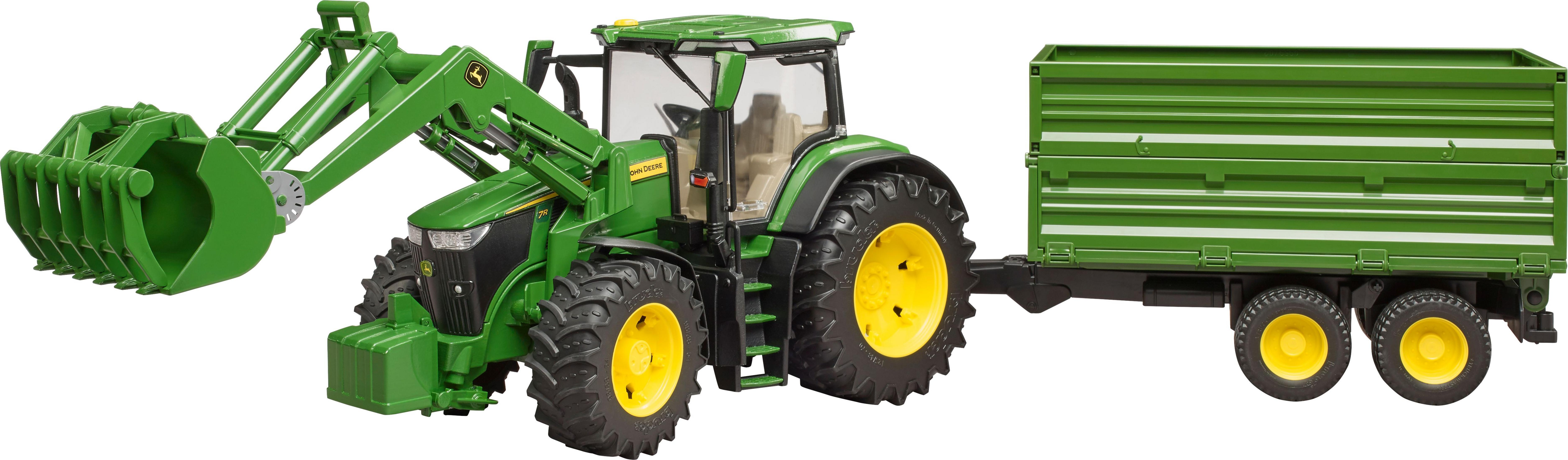 Ein grüner John Deere Traktor mit Anhänger, Frontlader und gelben Rädern.